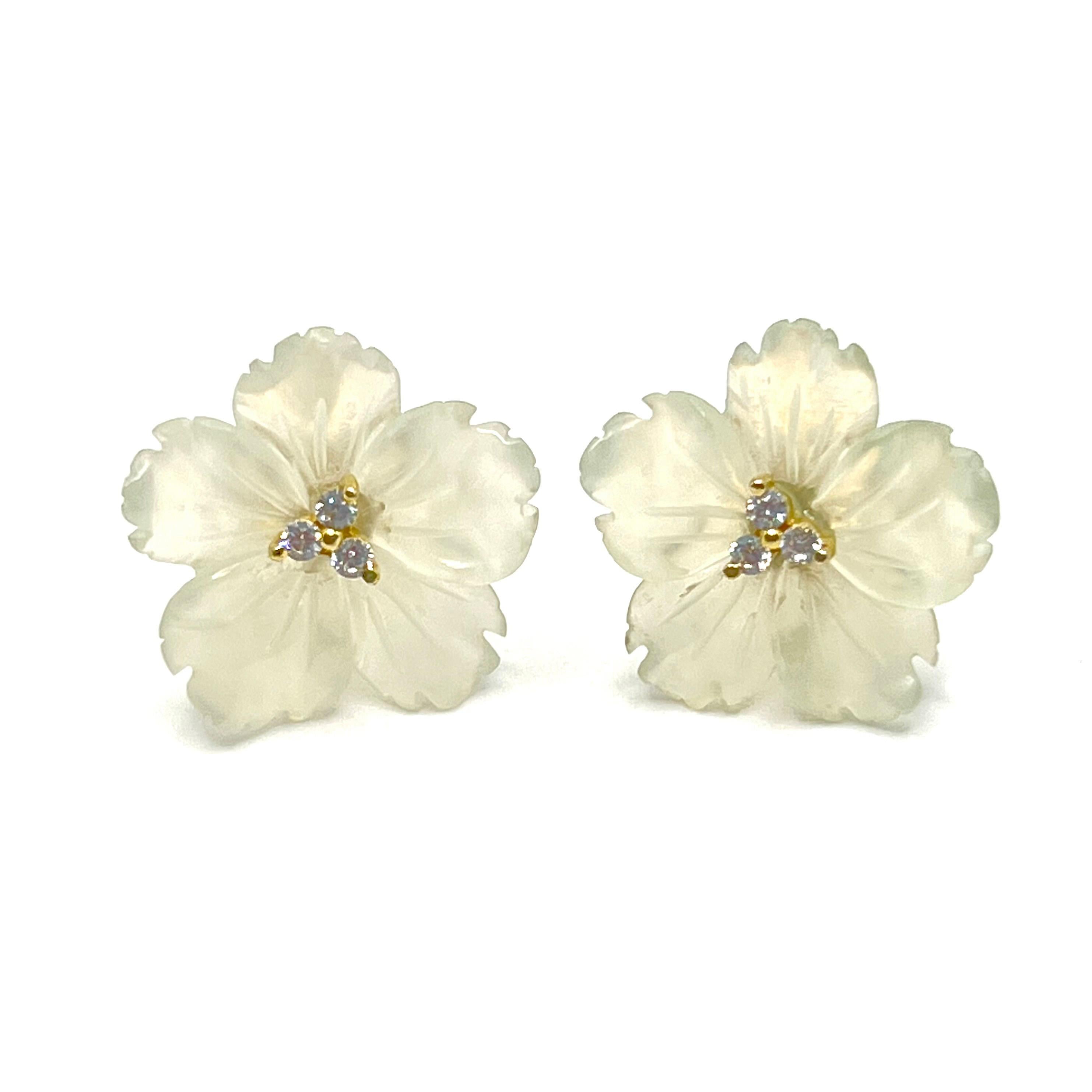 Elegant 18mm Carved Serpentine Flower Earrings

This gorgeous pair of earrings features 18mm pastel green serpentine carved into beautiful 3D flower, adorned with round simulated diamonds in the center, handset in 18k yellow gold vermeil over