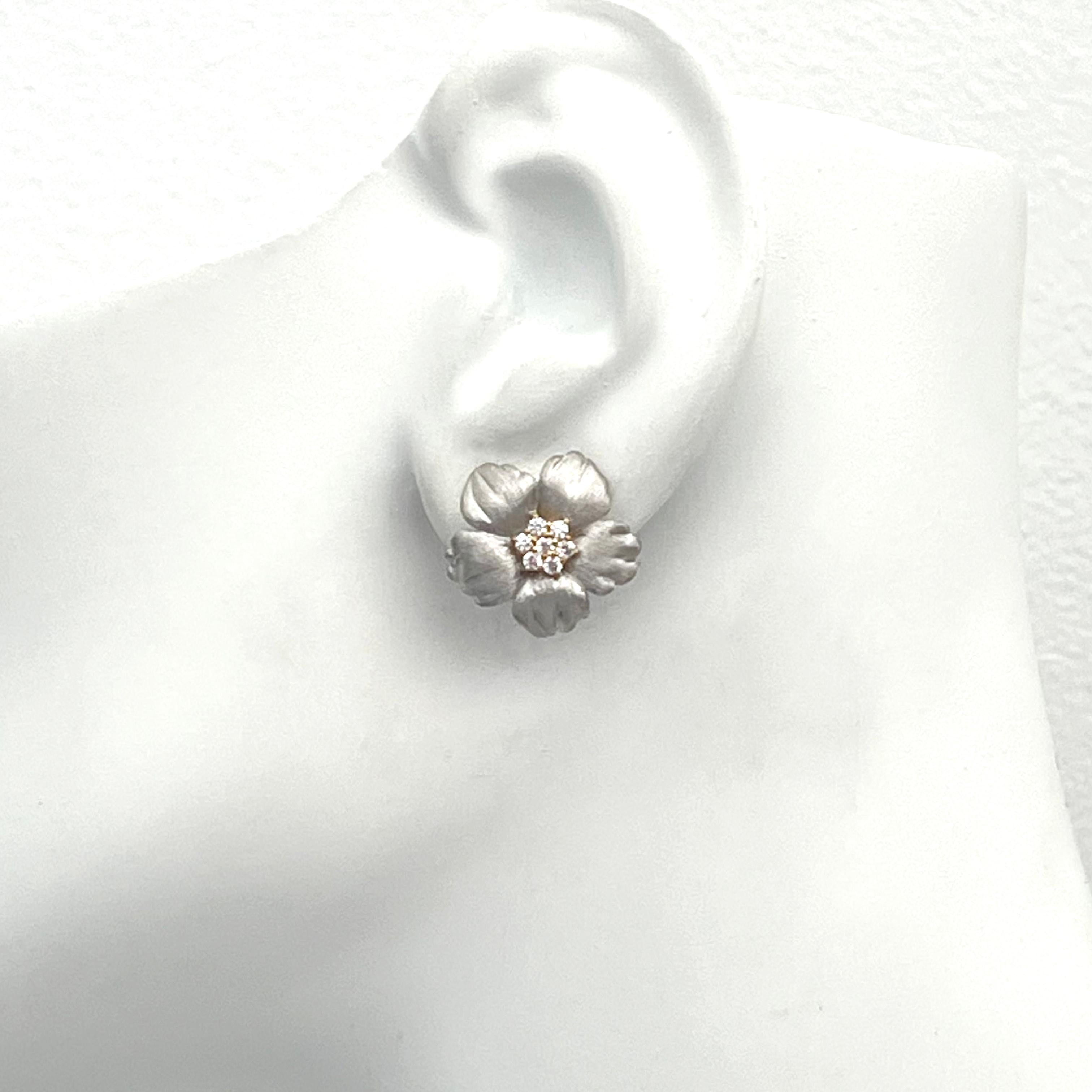 18mm Five Petal Flower Two-tone Sterling Silver Earrings In New Condition For Sale In Los Angeles, CA