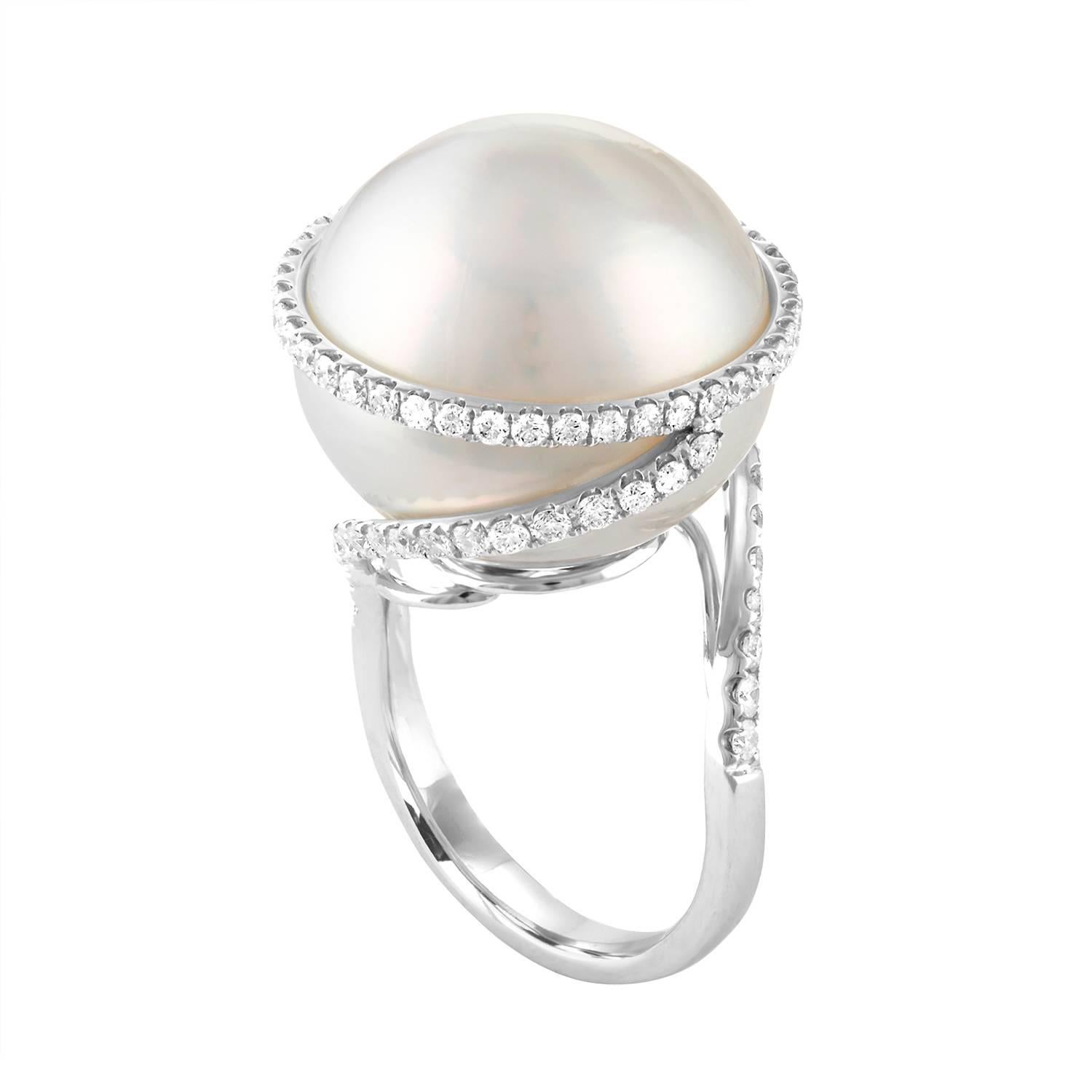 Contemporary 1.16 Carats Diamonds And South Sea Pearl Gold Ring For Sale