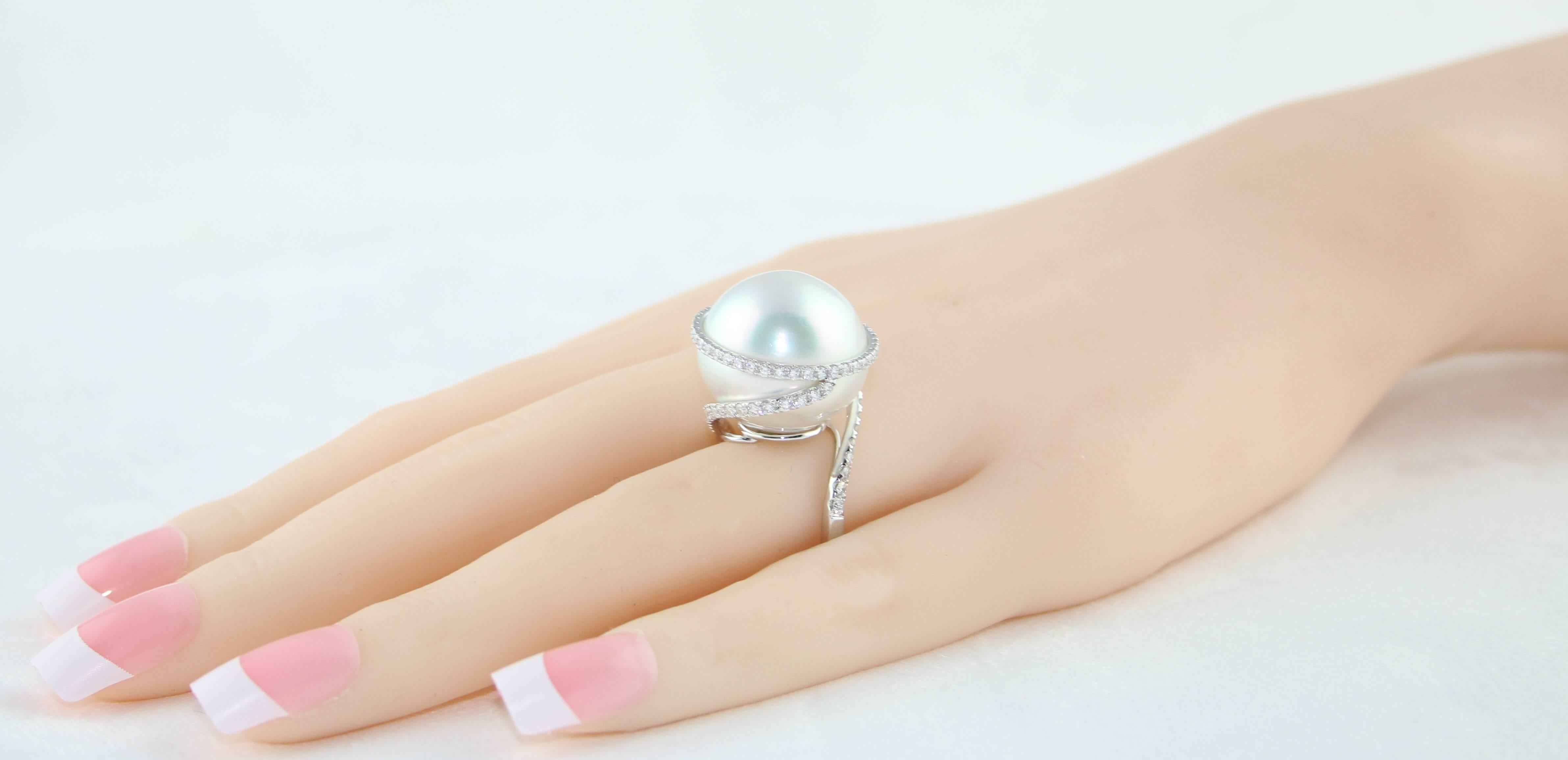 1.16 Carats Diamonds And South Sea Pearl Gold Ring In New Condition For Sale In New York, NY