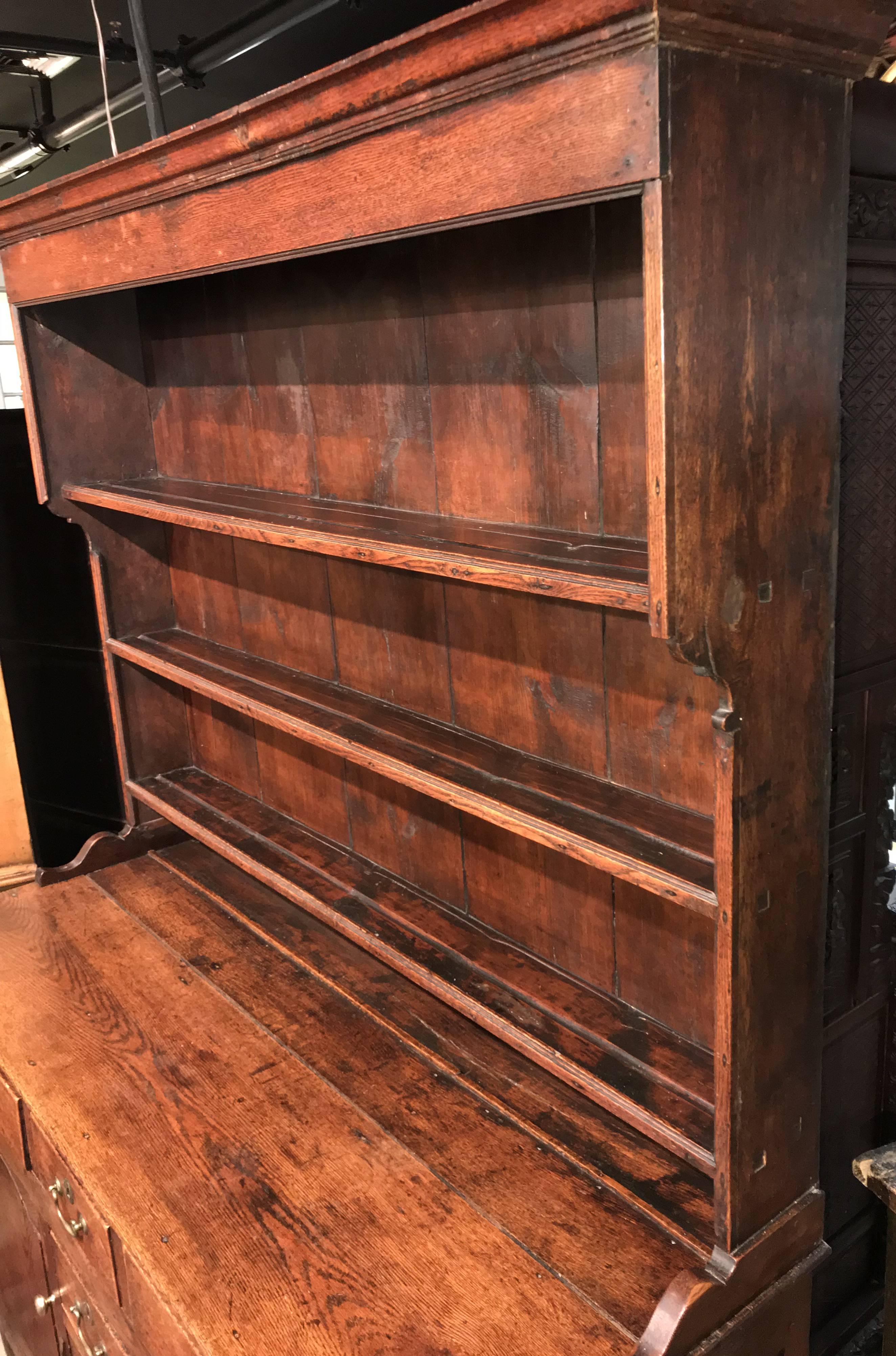 18th-19th Century George III Welsh Two-Part Dresser or Cupboard in Oak In Good Condition In Milford, NH