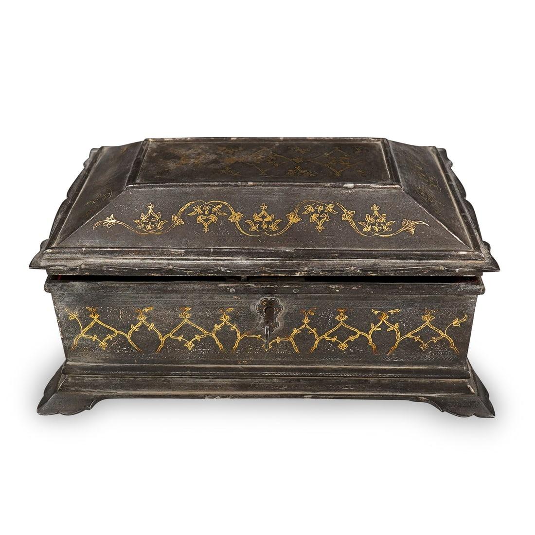 18th/19th Century Mughal Koftgari Gold and Silver Inlaid Steel Casket / Box In Good Condition In New York, NY