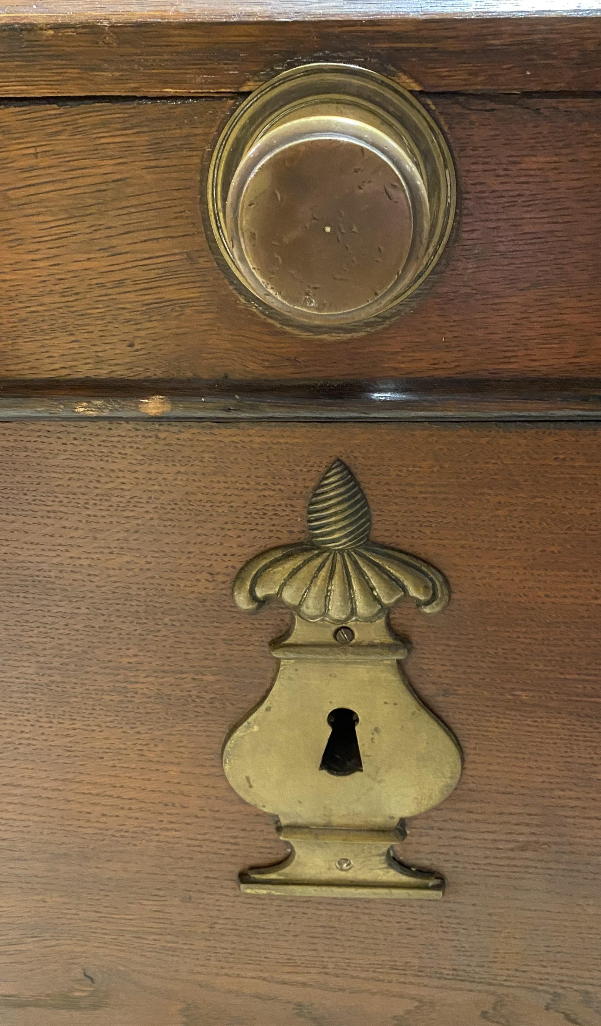 Coffre en Oak Dome Top avec Carved Decor 18ème/19ème siècle en vente 11