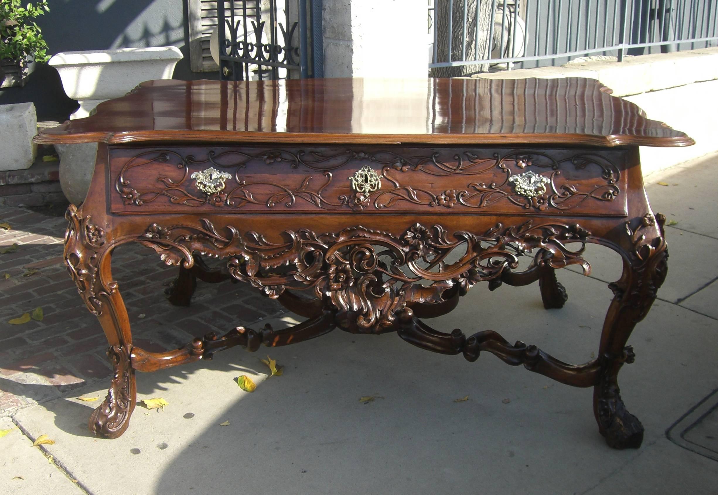 18th C. Portuguese Grand carved Hardwood Library Table Entry center Antiques LA In Good Condition For Sale In West Hollywood, CA