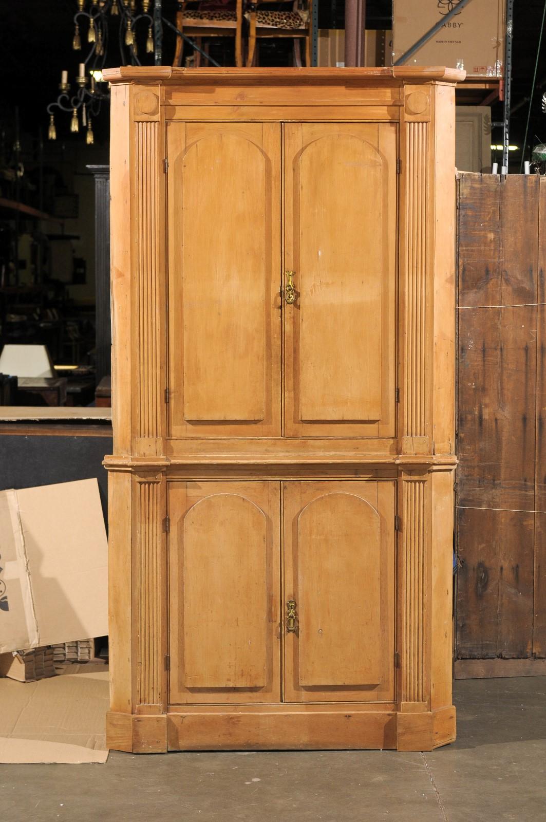 18th-19th Century American Corner Cabinet For Sale 6