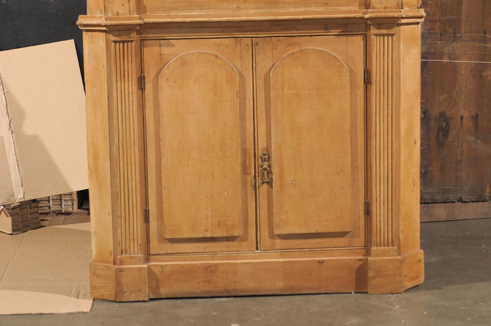 18th-19th Century American Corner Cabinet For Sale 4