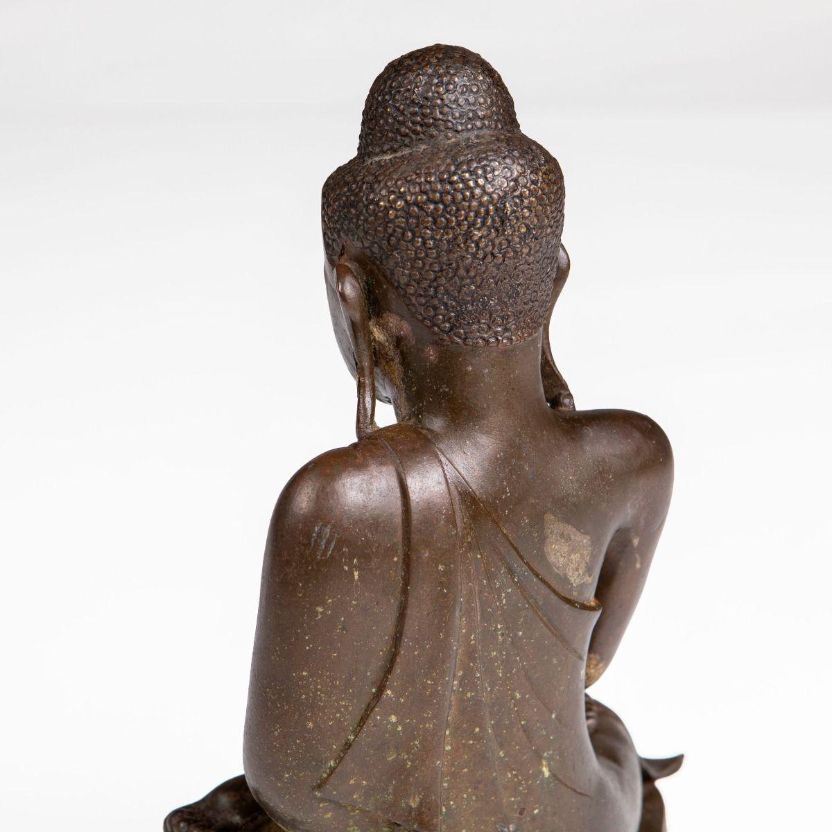 18th–19th Century Burmese Bronze Buddha in Bhūmisparśa Mudra en vente 4