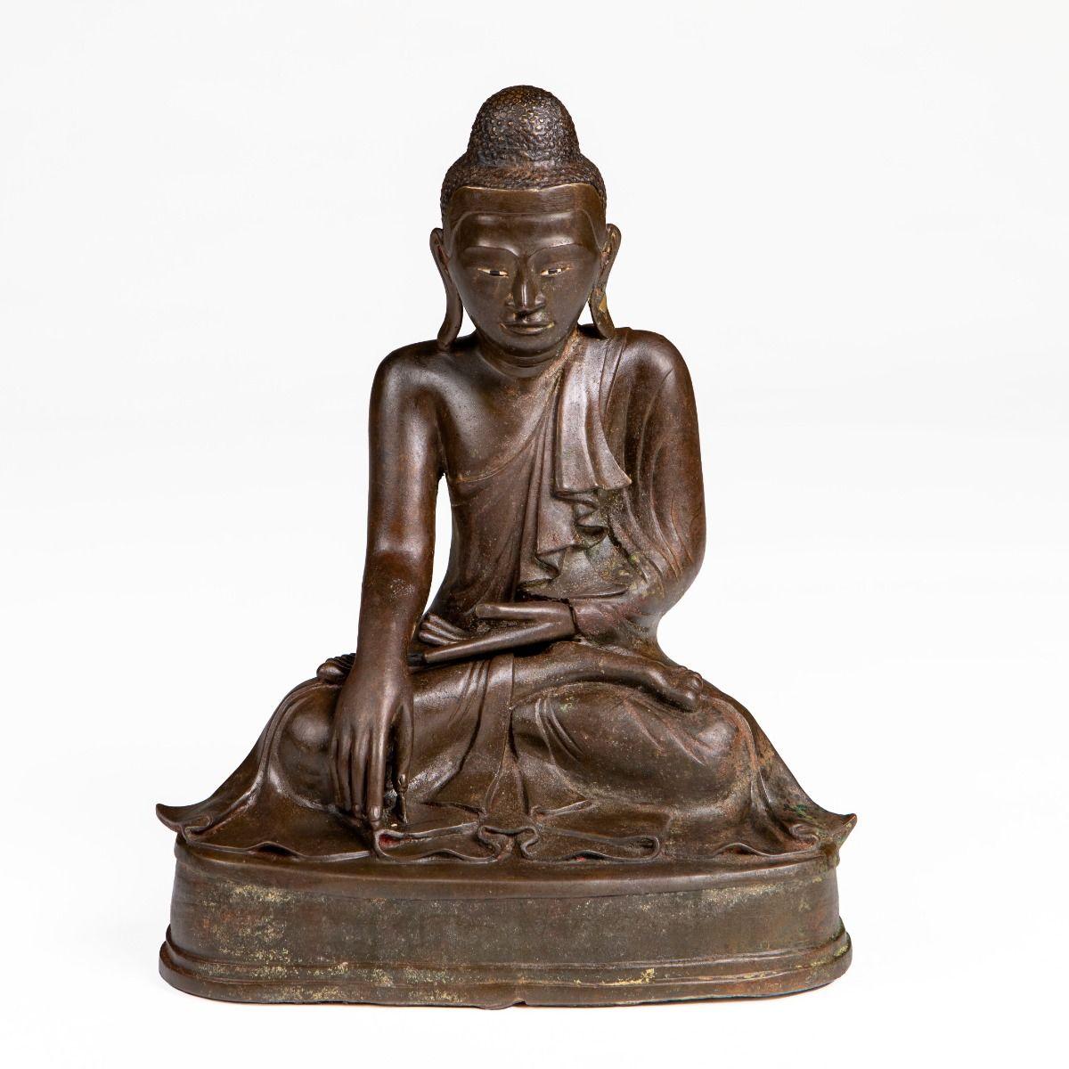 Bouddha birman en bronze assis en bhūmisparśa mudrā - 