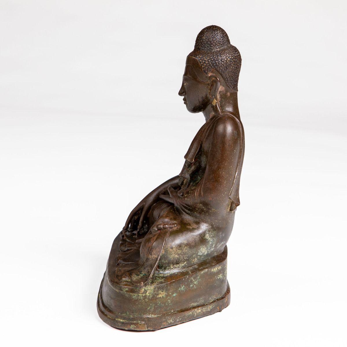Autre 18th–19th Century Burmese Bronze Buddha in Bhūmisparśa Mudra en vente