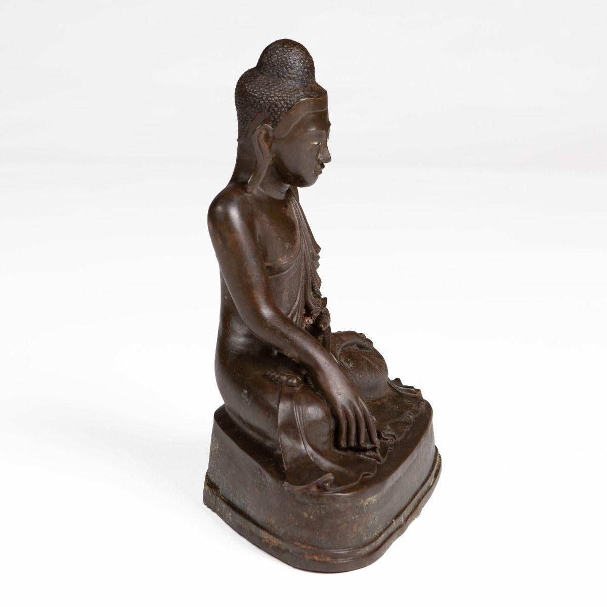 18th–19th Century Burmese Bronze Buddha in Bhūmisparśa Mudra Bon état - En vente à Kastrup, DK