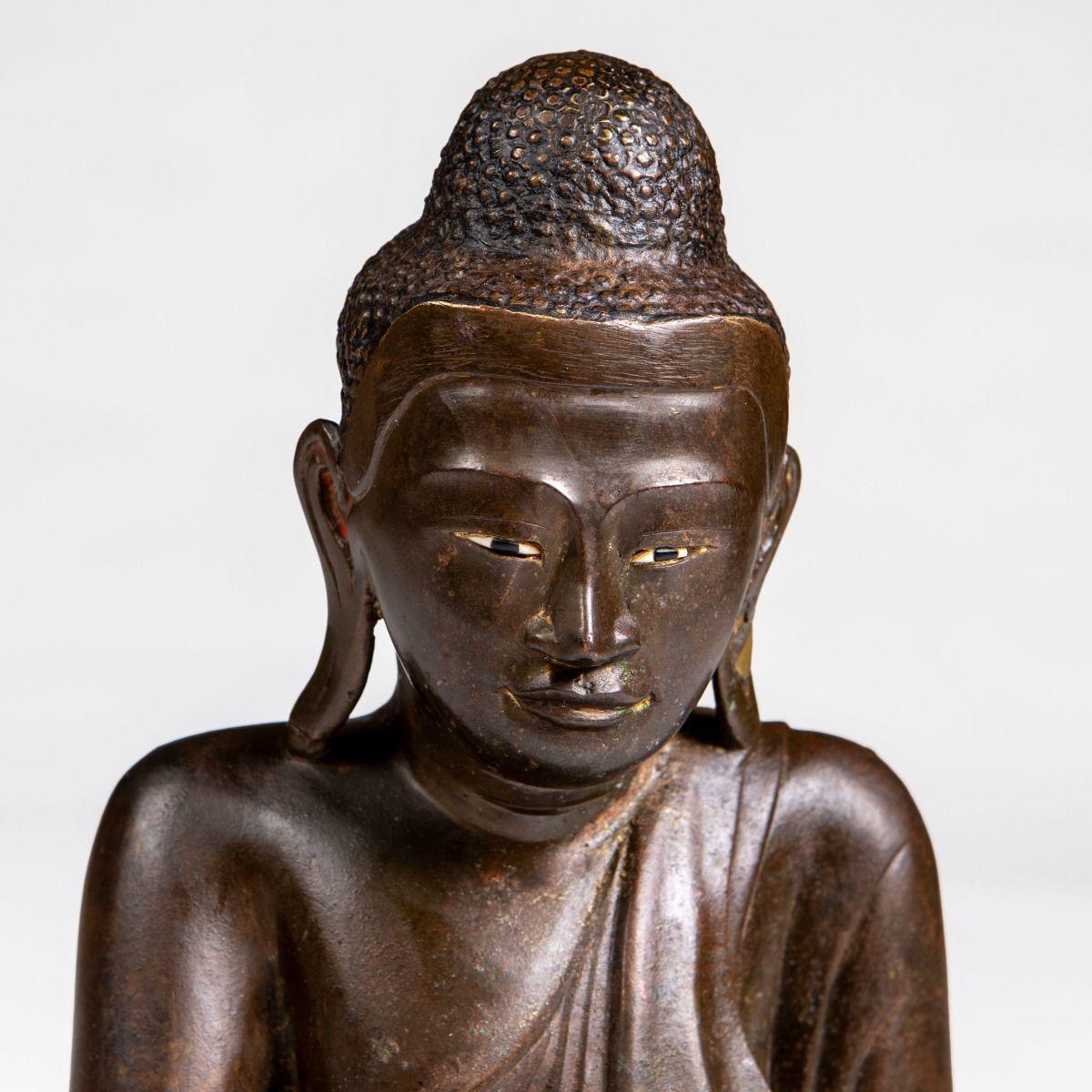 XVIIIe siècle et antérieur 18th–19th Century Burmese Bronze Buddha in Bhūmisparśa Mudra en vente