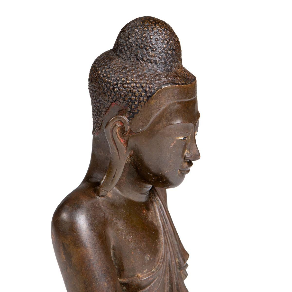 18th–19th Century Burmese Bronze Buddha in Bhūmisparśa Mudra en vente 2