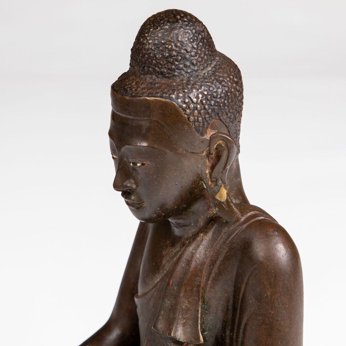18th–19th Century Burmese Bronze Buddha in Bhūmisparśa Mudra en vente 3