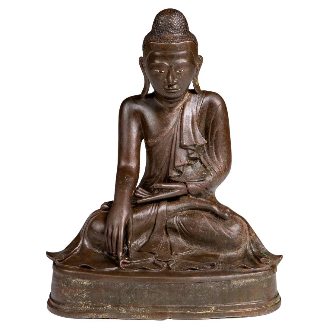 18th–19th Century Burmese Bronze Buddha in Bhūmisparśa Mudra en vente