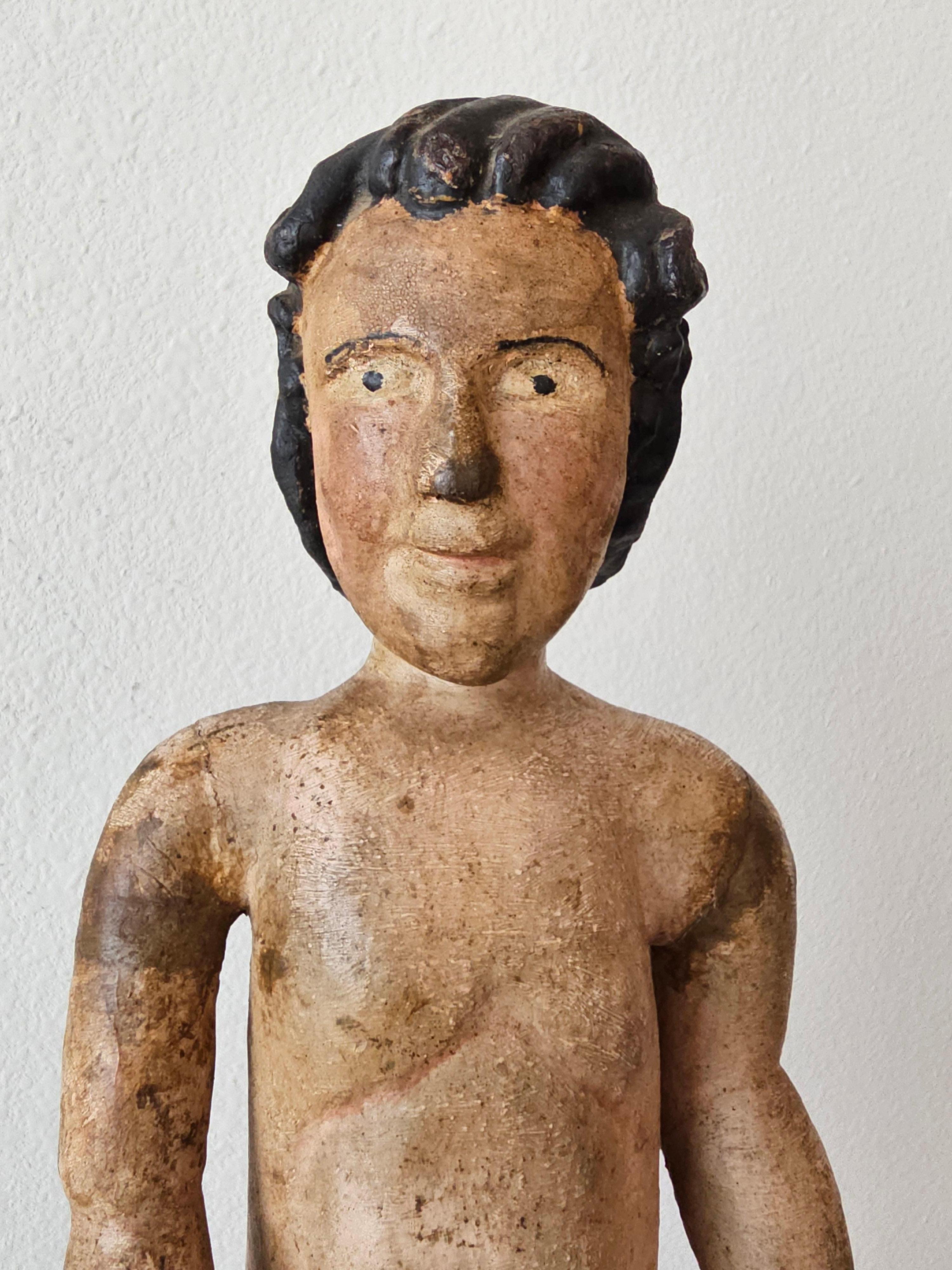 Eine hervorragende antike europäische handgeschnitzte und bemalte Santo-Altar-Figur aus Lindenholz. 

Geboren in Europa im späten 18. / frühen 19. Jahrhundert, höchstwahrscheinlich Neapel, Italien, die hölzerne Skulptur, die das Jesuskind darstellt,