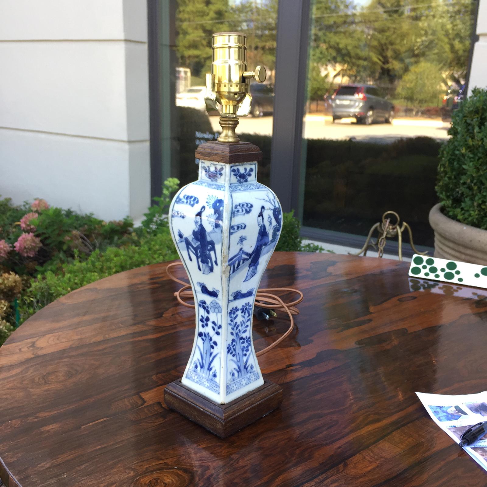 18th-19th century Chinese blue & white porcelain vase as lamp
Wood cap & base
New wiring.