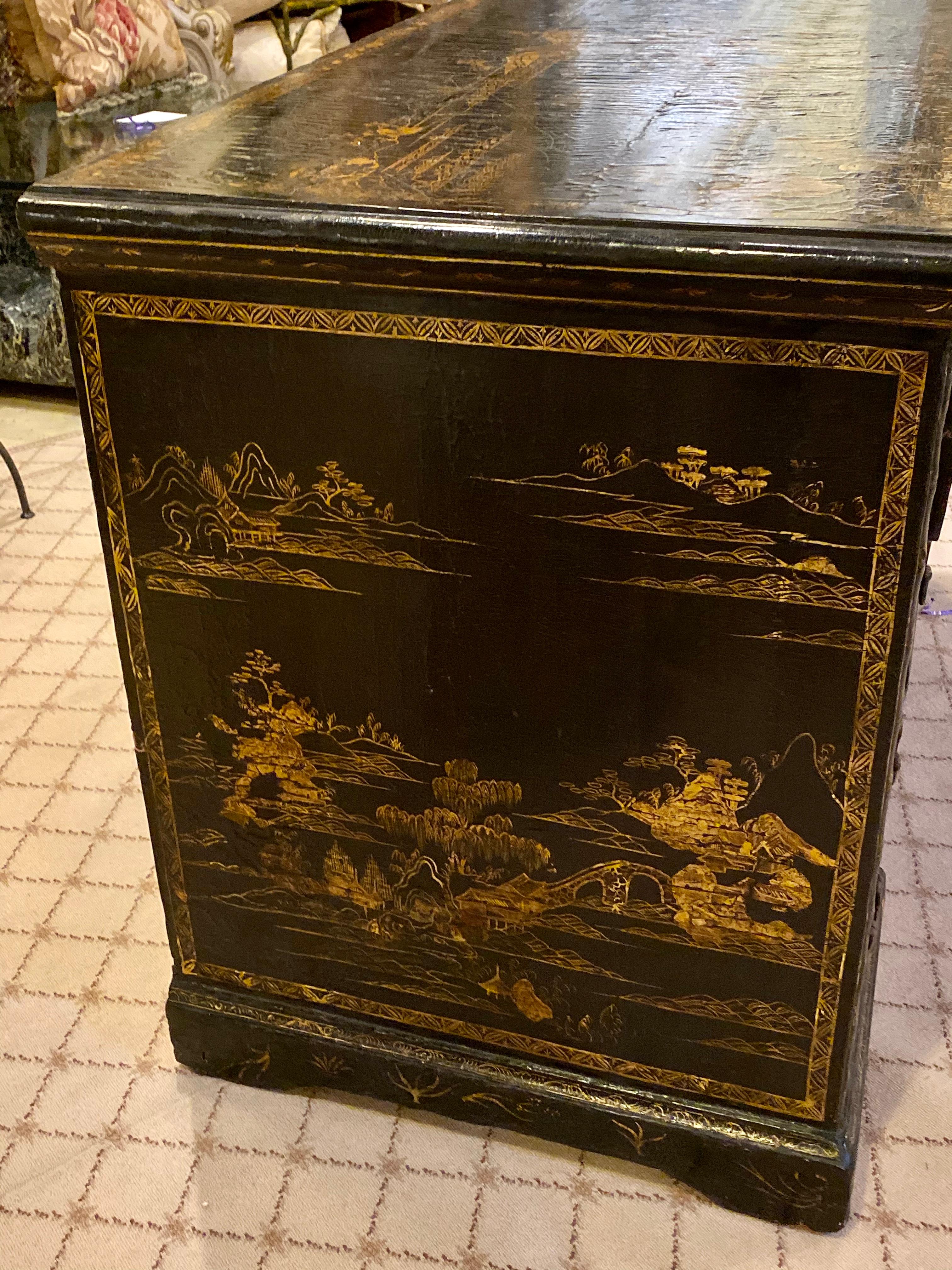 18th-19th Century Chinese Export Chinoiserie Lacquer Decorated Knee Hole Desk In Good Condition In Stamford, CT