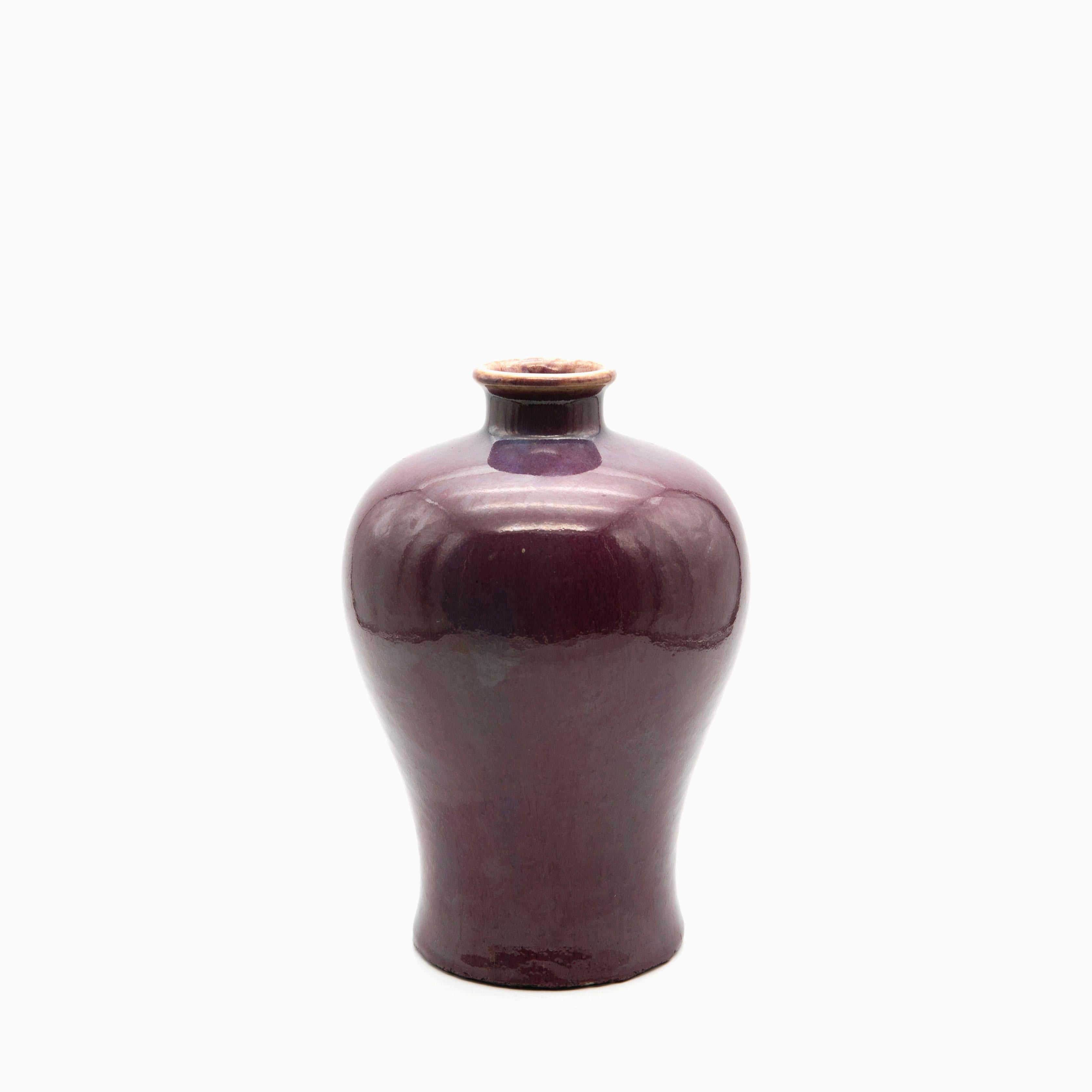 A refined Meiping vase, elegantly glazed in a rich purple tone with a contrasting light yellow glaze around the rim.
This piece originates from China during the 19th century, under the Qing dynasty.

Exceptional condition, perfectly