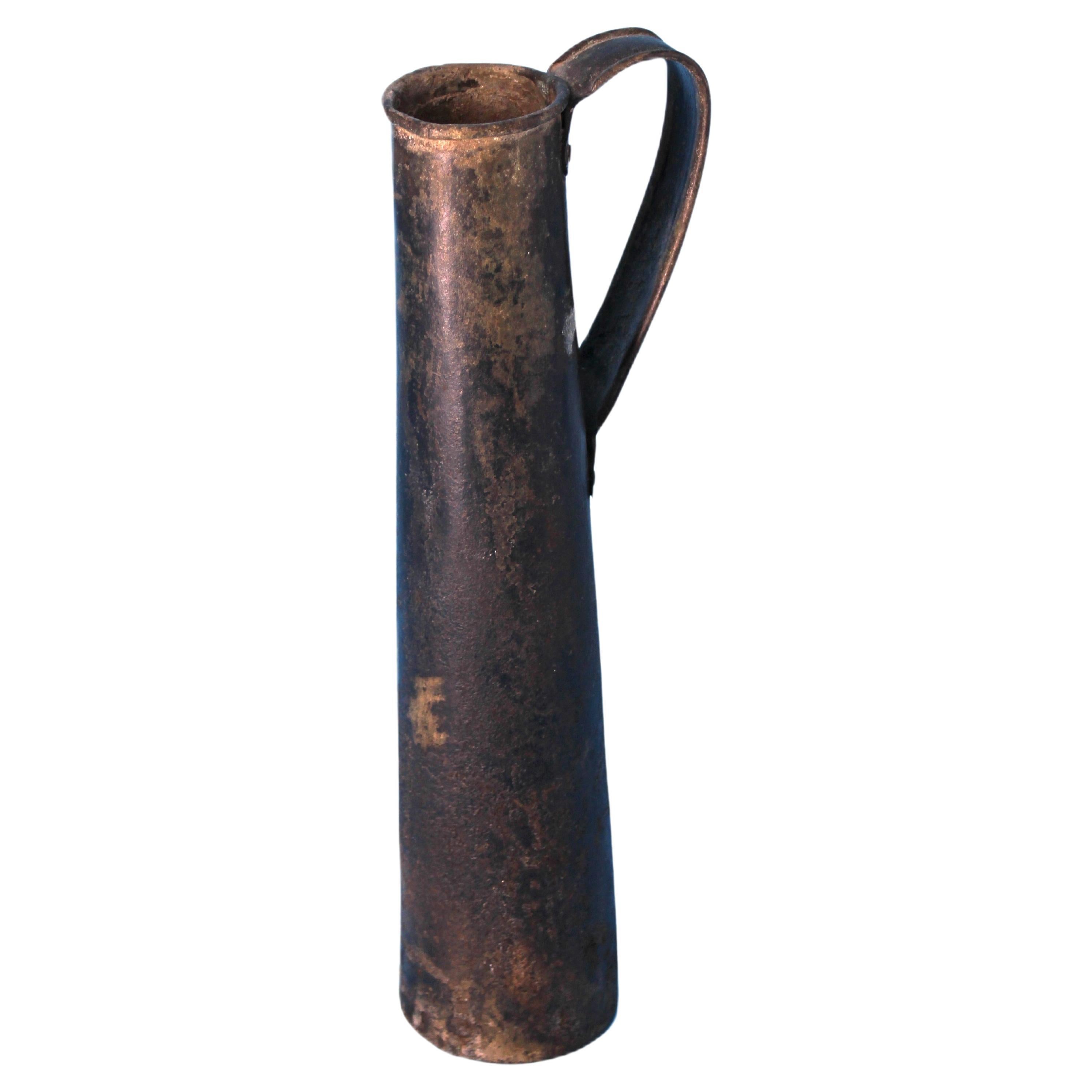 Vase à eau en laiton mince du 18e/19e siècle avec poignée en vente