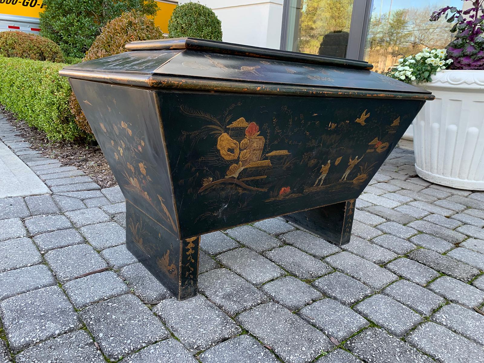 18th-19th Century Chinoiserie Cellarette In Good Condition In Atlanta, GA