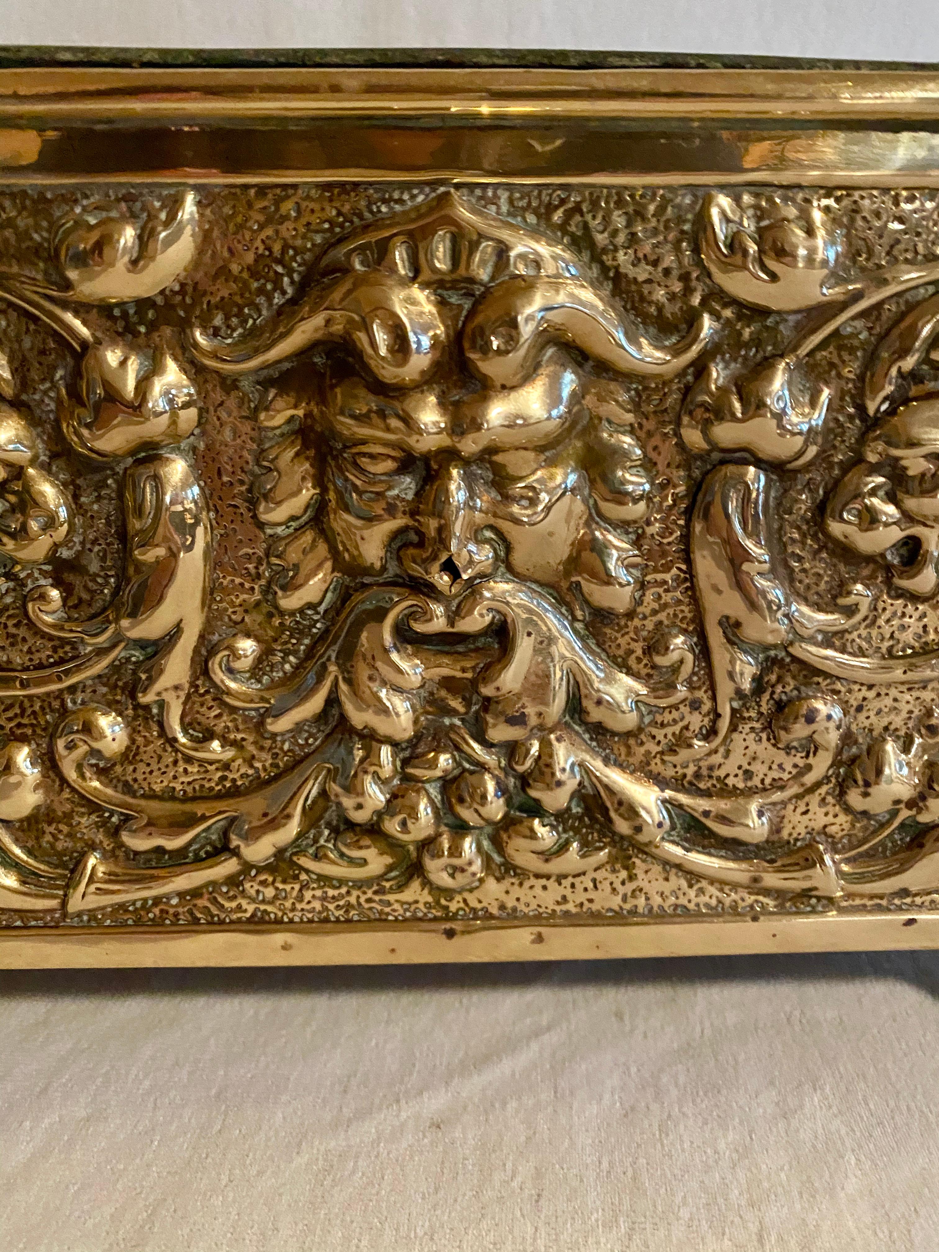 Classic French Repousse Jardinière aus dem 18. bis 19. Jahrhundert mit originaler Zinneinlage (Messing)