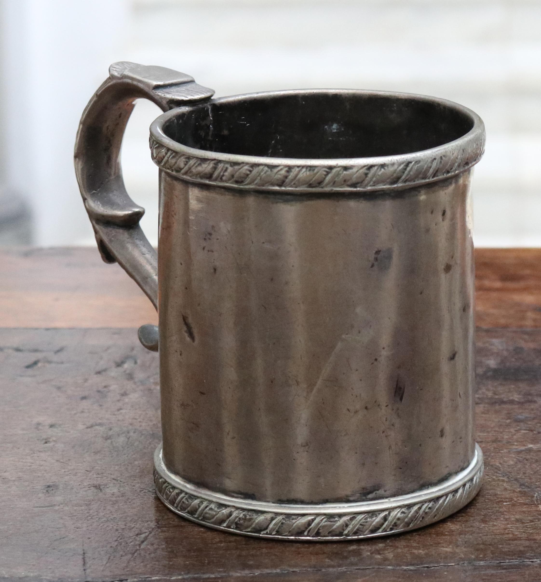 zylinderförmiger Silberbecher mit Henkel aus dem 18. bis 19. Jahrhundert, möglicherweise aus Bolivien. 

Gesamtgewicht des Silbers: 410 g.