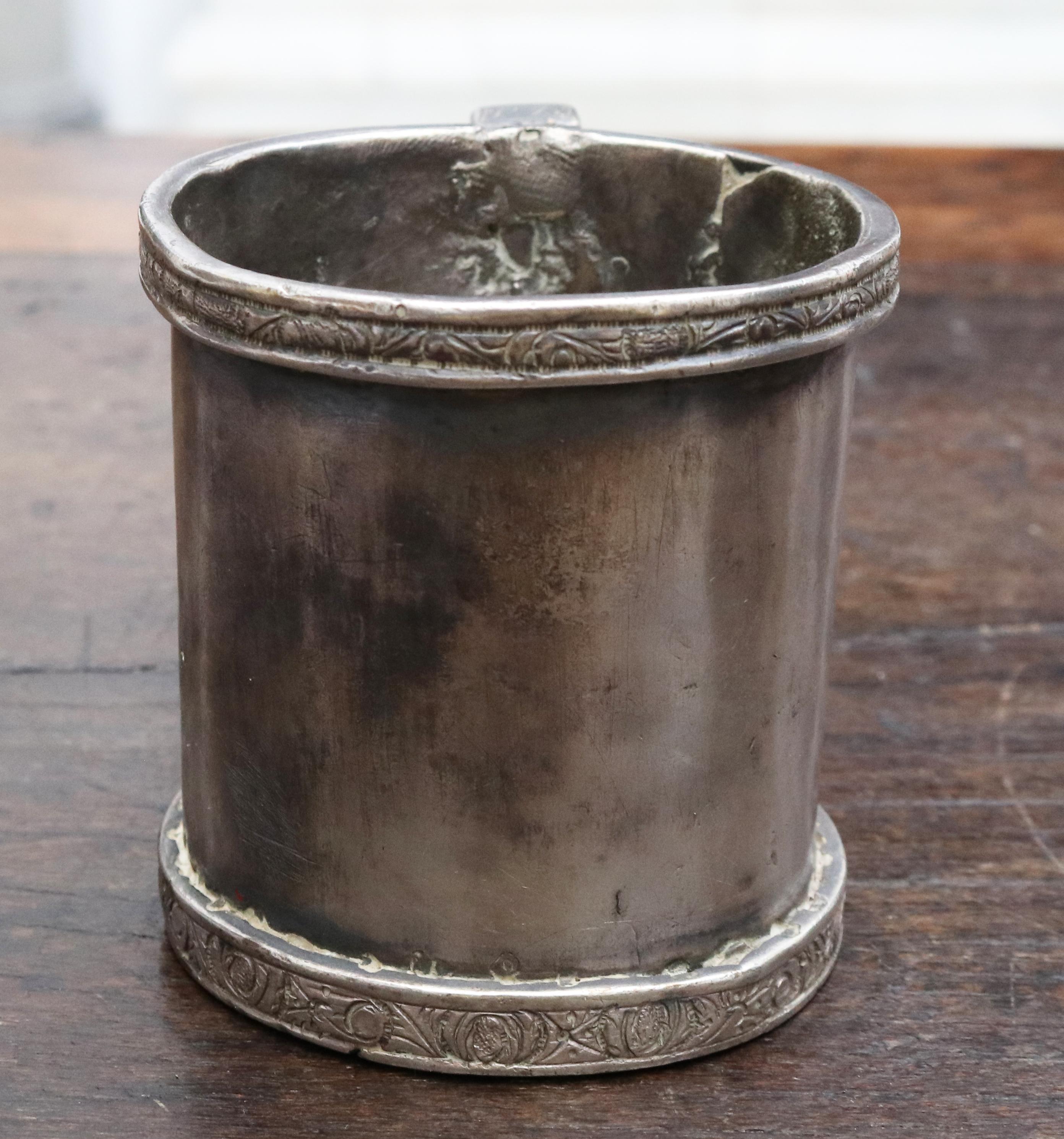 18th-19th Century Cylinder Shaped Silver Cup with Handle Possibly Bolivian In Good Condition In Marbella, ES