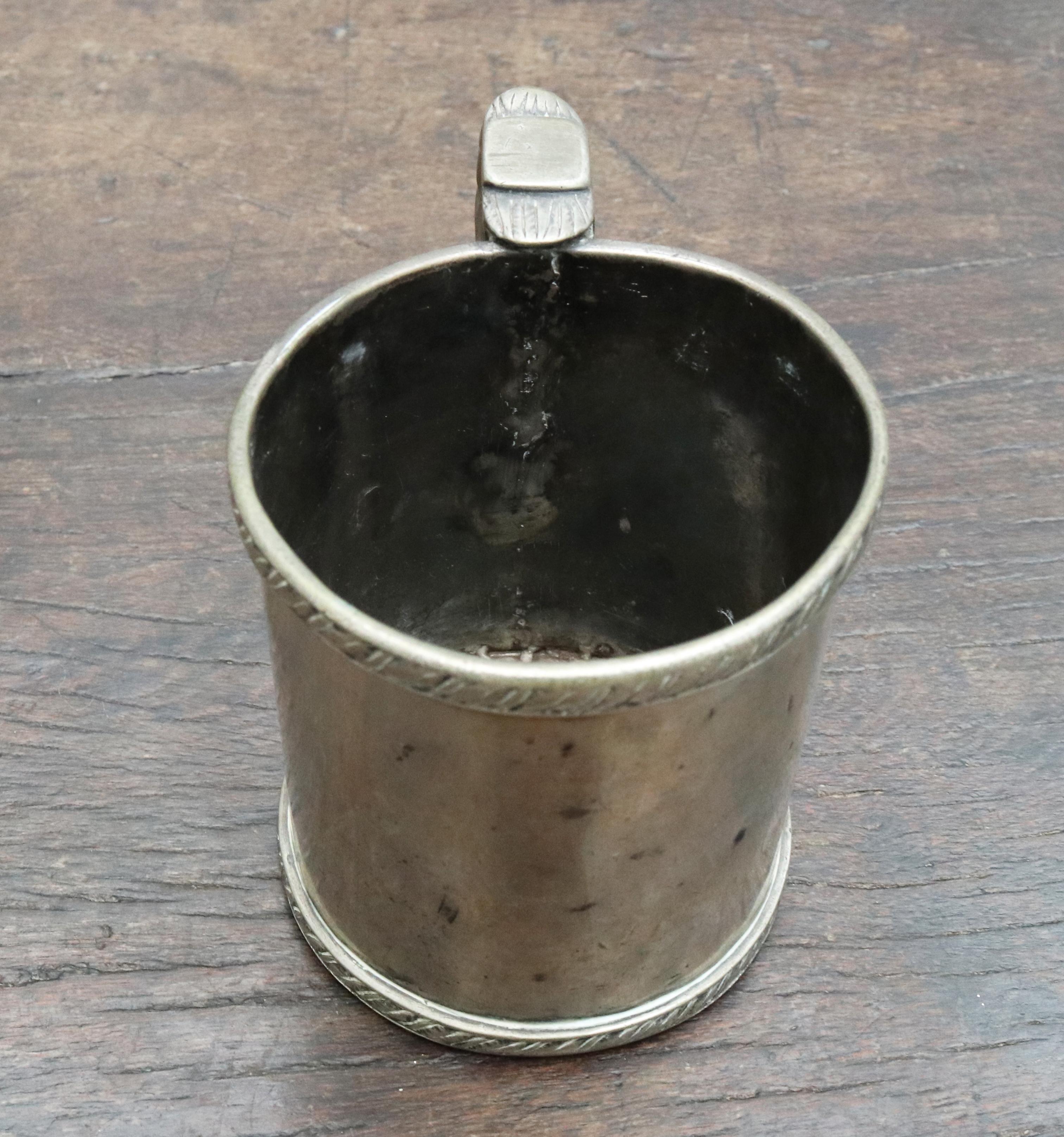 Zylinderförmiger Silberbecher mit Henkel aus dem 18. bis 19. Jahrhundert, möglicherweise Bolivianisch 4