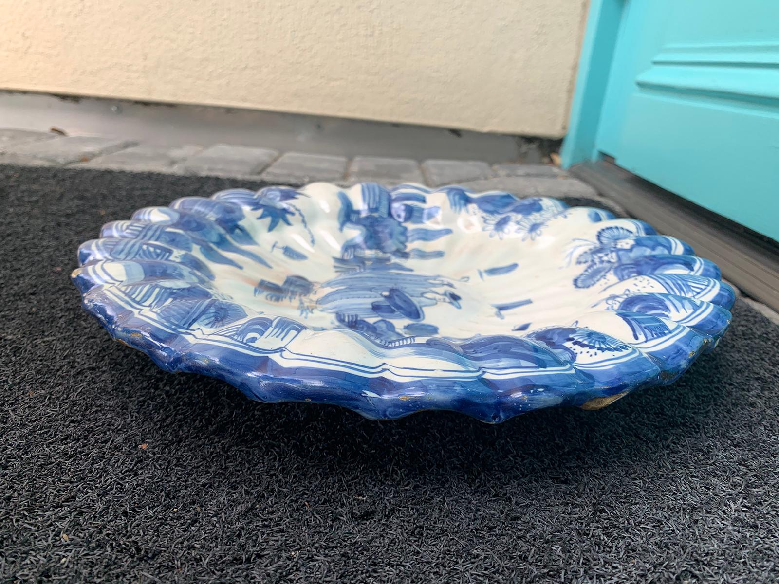 18th-19th Century Dutch Delft Blue and White Plate with Scalloped Edge, Unmarked In Good Condition In Atlanta, GA