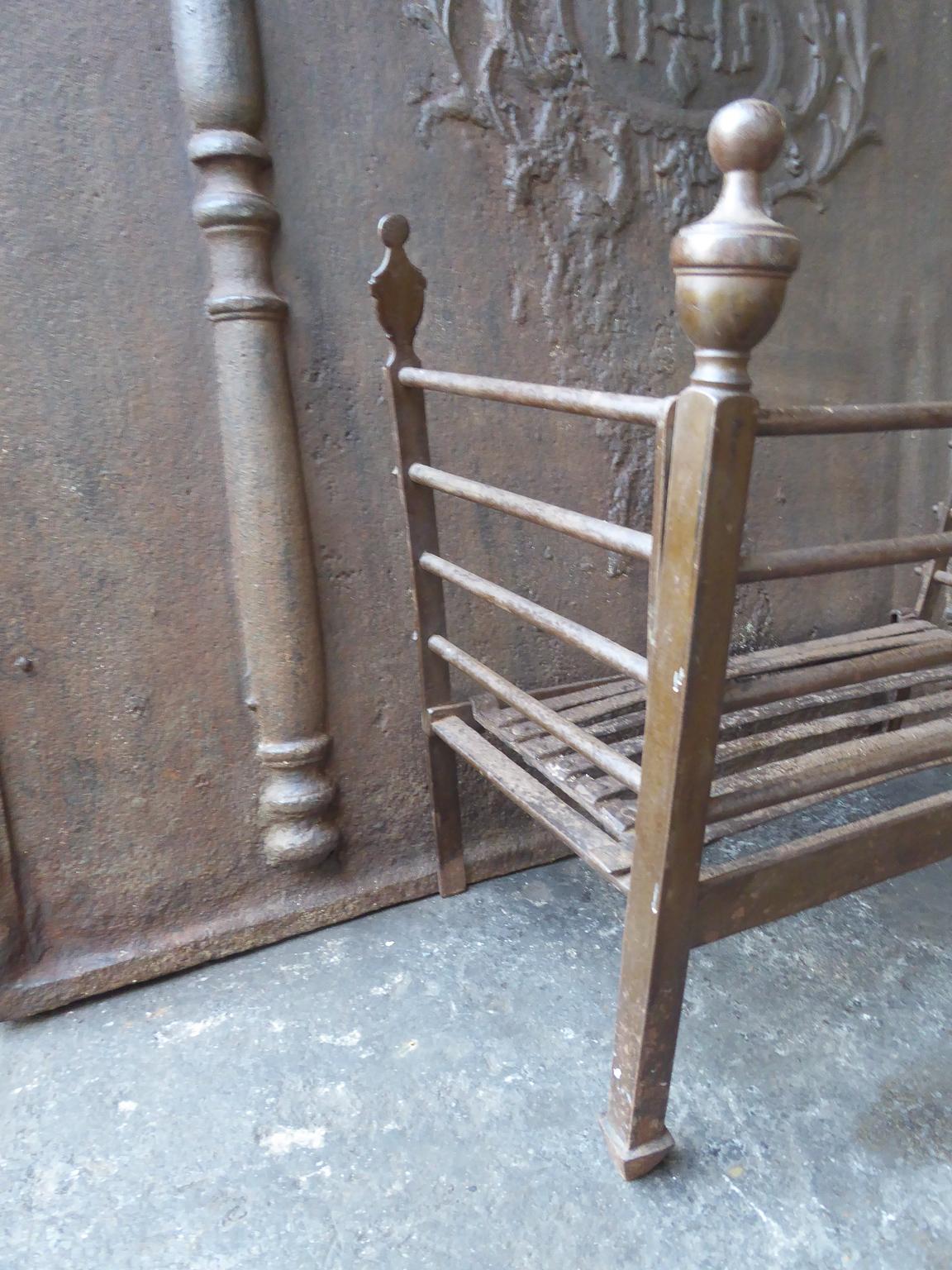 18th-19th Century Dutch Fireplace Grate or Fire Basket In Good Condition In Amerongen, NL