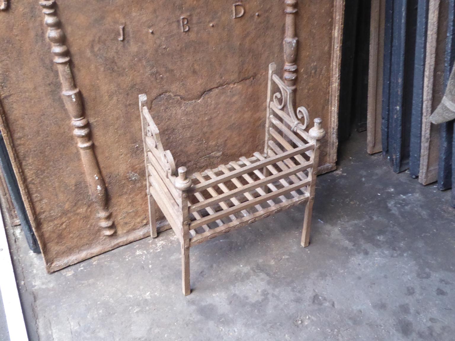 18th-19th Century Dutch Neoclassical Fireplace Grate or Fire Basket In Good Condition In Amerongen, NL