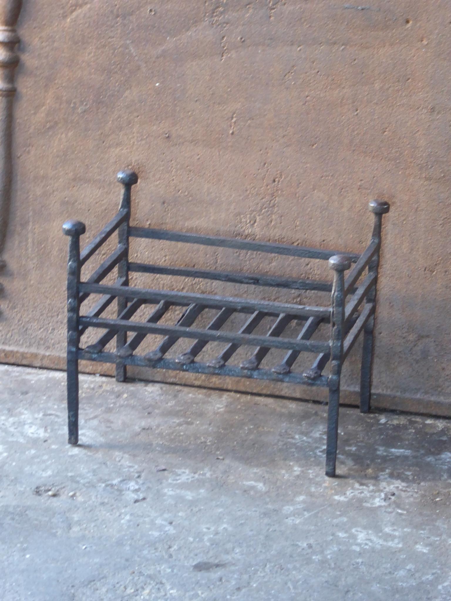18th-19th Century Dutch Neoclassical Fireplace Grate or Fire Basket In Good Condition In Amerongen, NL