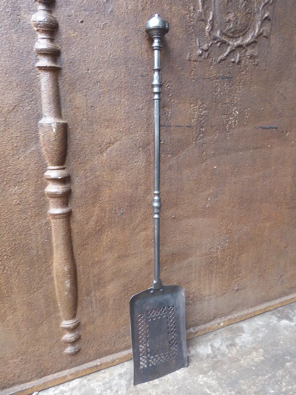 18th-19th century English Georgian fireplace shovel made of polished steel.