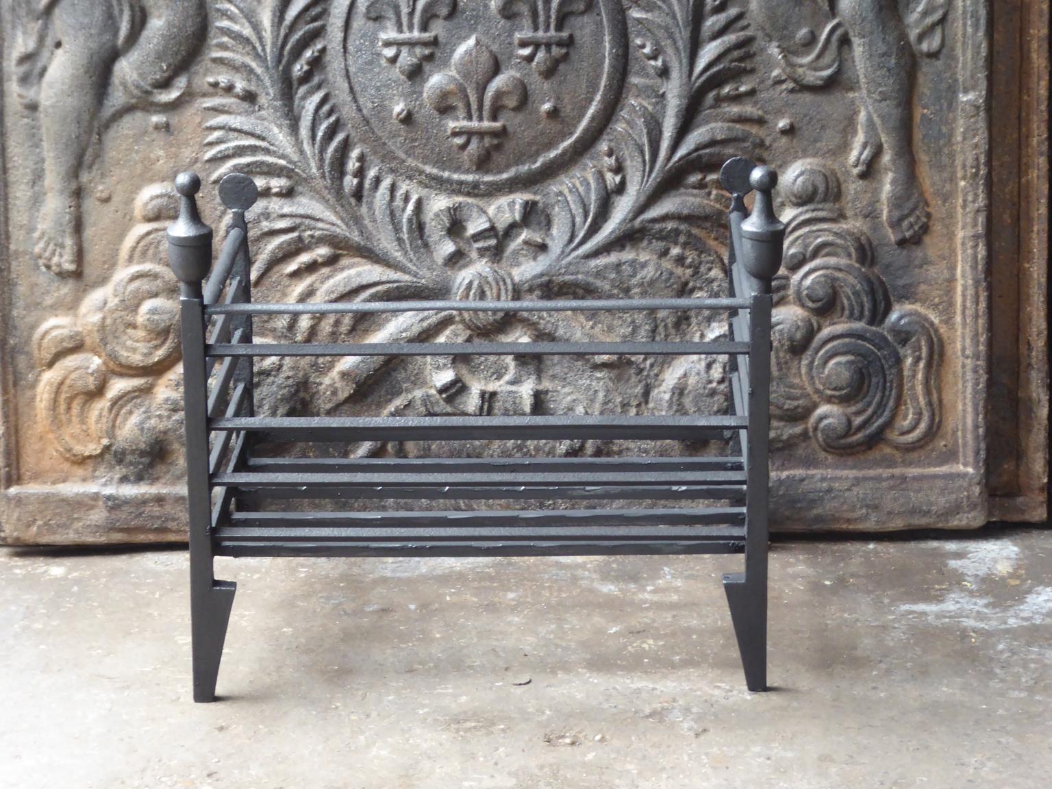 18th-19th century English Georgian fireplace grate made of wrought iron. The fireplace grate is in a good condition and is fully functional. 







