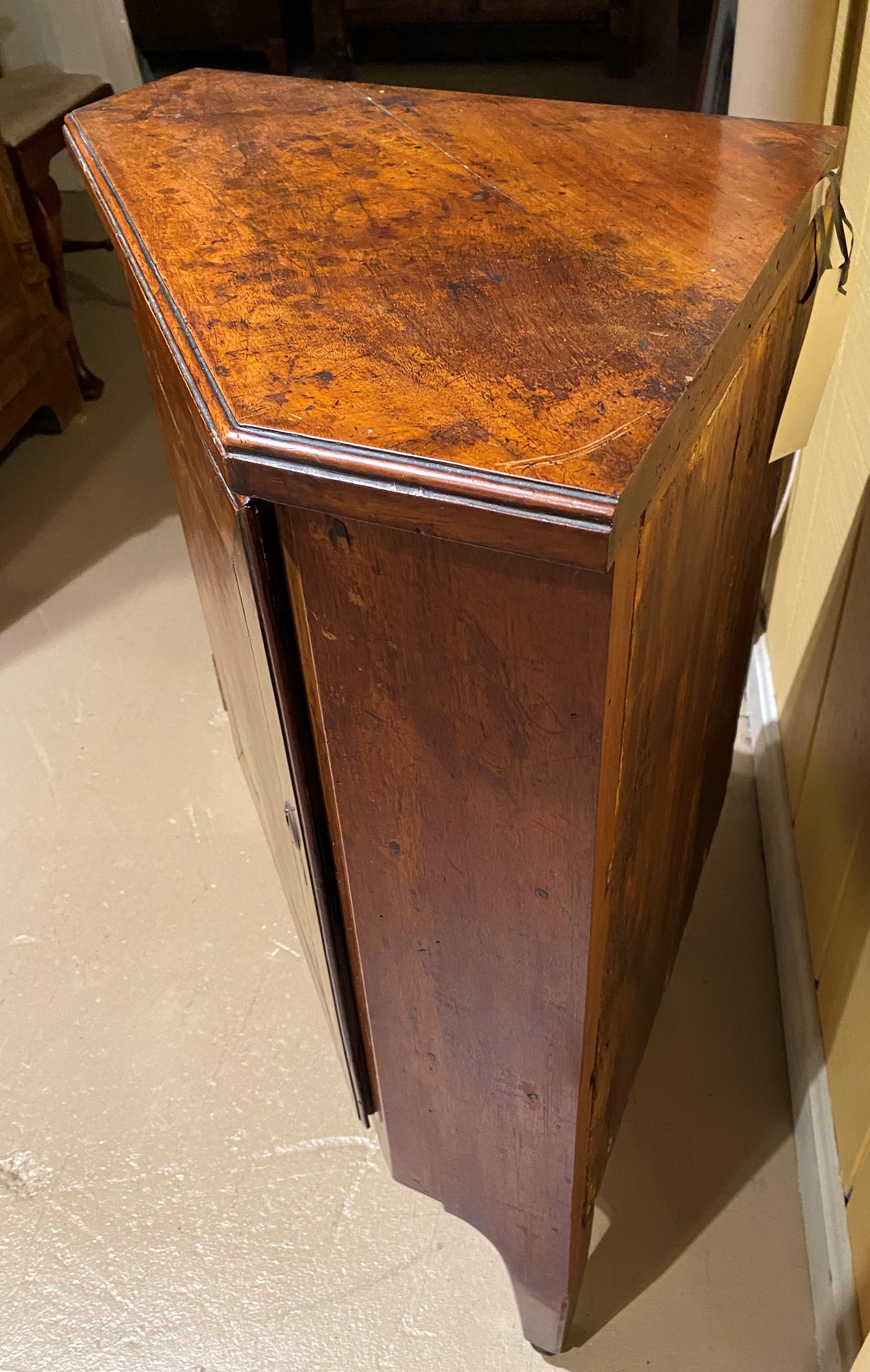 18th / 19th Century English Mahogany Standing Corner Cabinet In Good Condition In Milford, NH