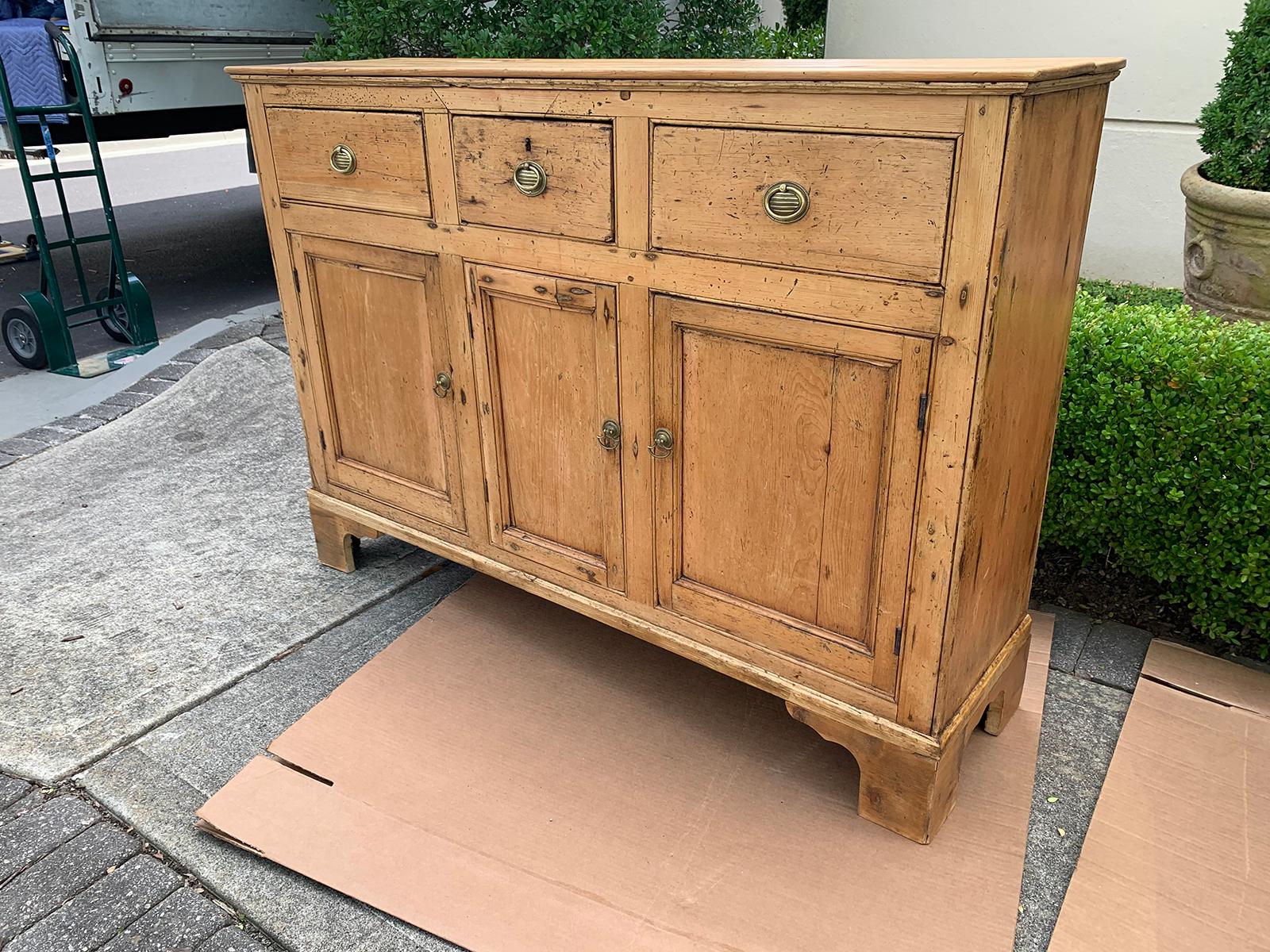 18.-19. Jahrhundert Englisch Scrubbed Pine Dresser Base im Zustand „Gut“ in Atlanta, GA