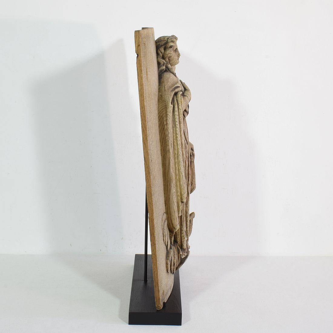 Französische geschnitzte Eichenholztafel von Saint Philomena aus dem 18. 19. Jahrhundert (Handgeschnitzt) im Angebot