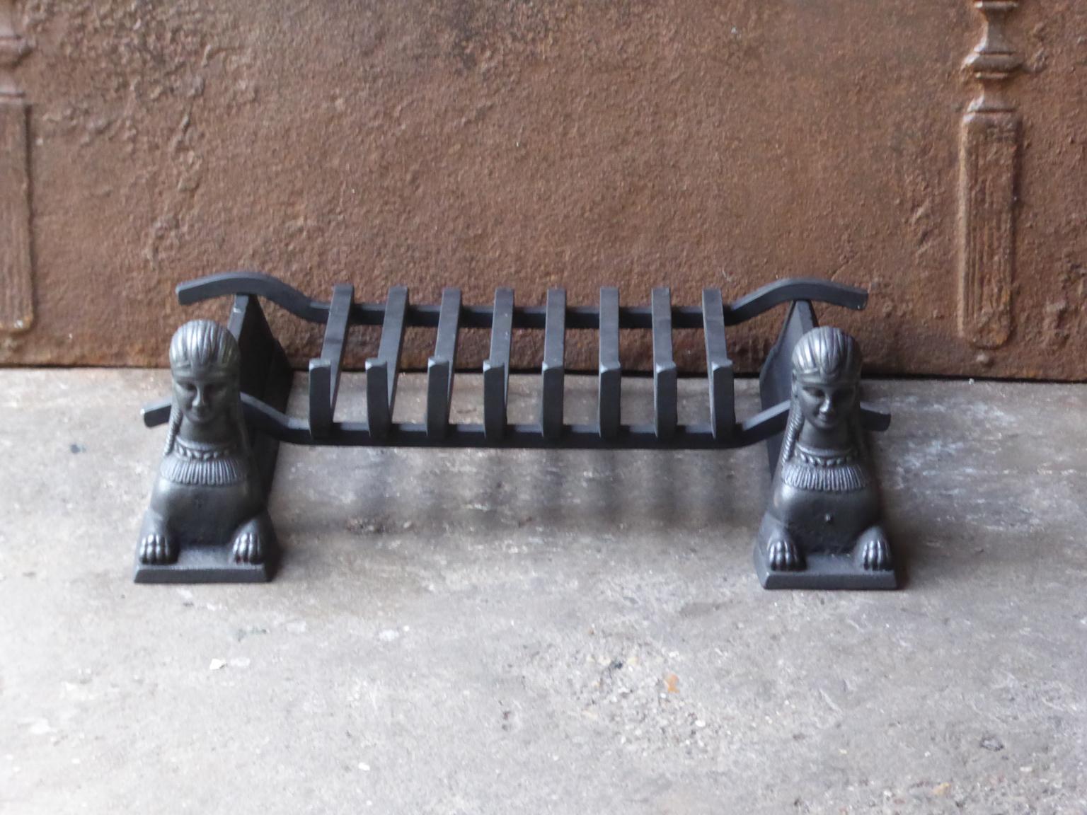 18th-19th century French empire fireplace basket - fire basket made of cast iron and wrought iron. The condition is good, the fireplace grate can be used in the fireplace.