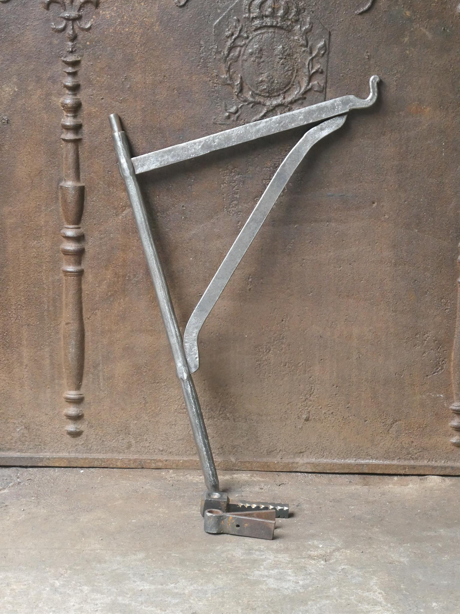 Grue de cheminée française du 18e-19e siècle en fer forgé. La grue est toujours fonctionnelle pour la cuisson dans le foyer.







 