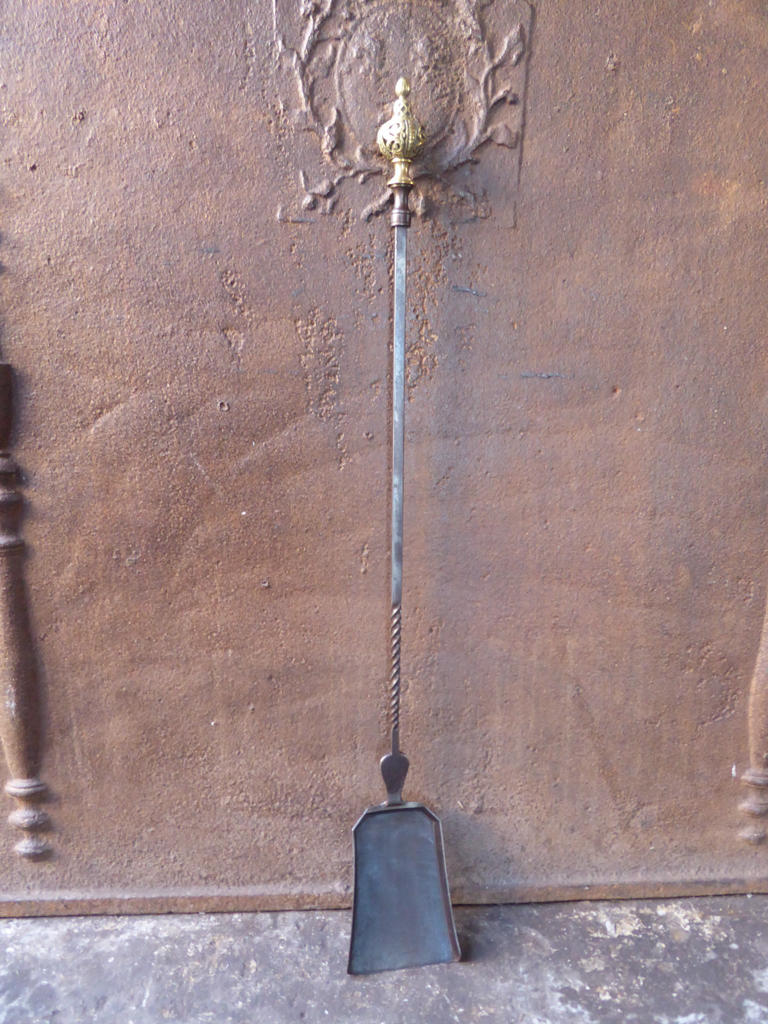 Pala da camino francese del XVIII-XIX secolo in ferro battuto con manico in ottone. Periodo neoclassico. La pala è in buone condizioni.