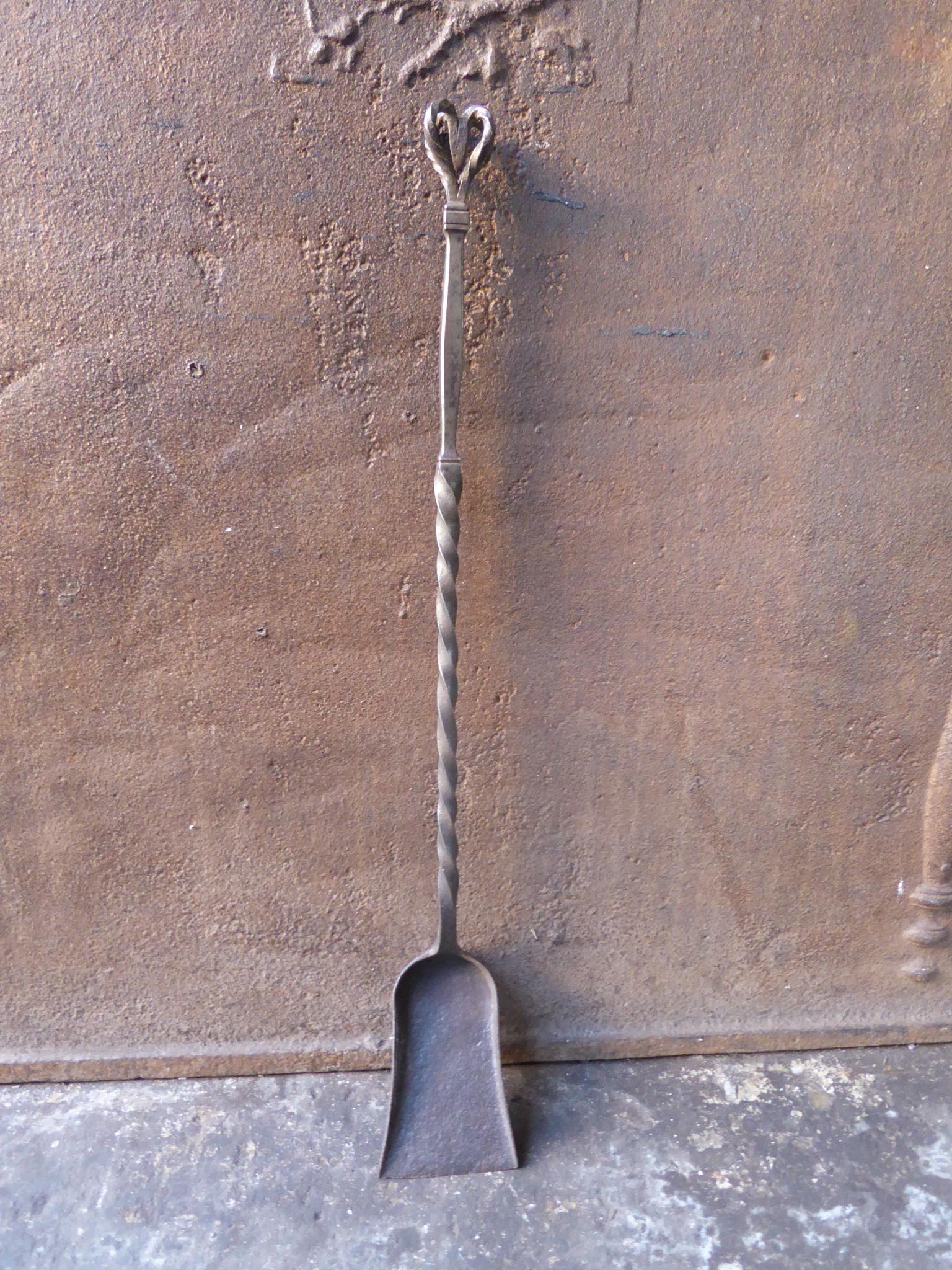 18th - 19th century French fireplace shovel made of wrought iron. Neoclassical period. The shovel is in a good condition.