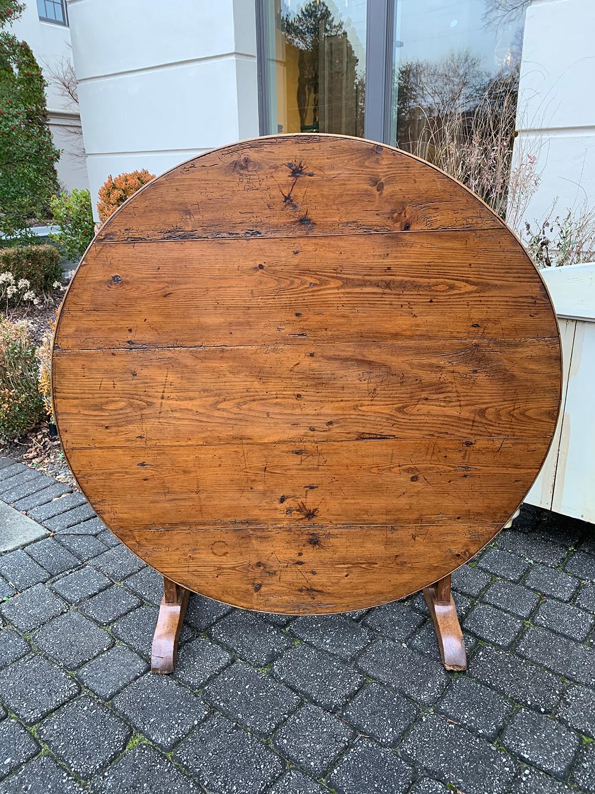 18th-19th Century French Fruitwood Round Tilt-Top Wine Tasting Table In Good Condition In Atlanta, GA