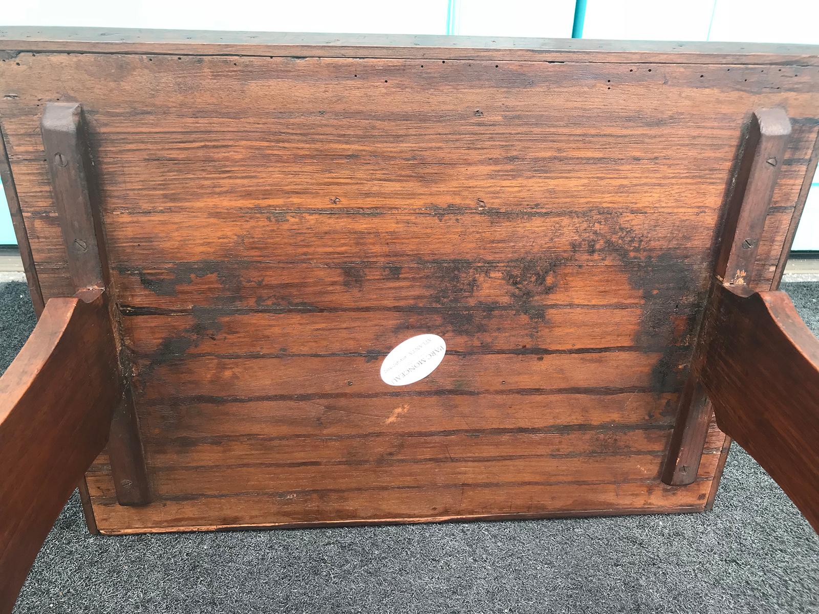 table d'appoint en bois fruitier français du 18ème siècle en vente 8
