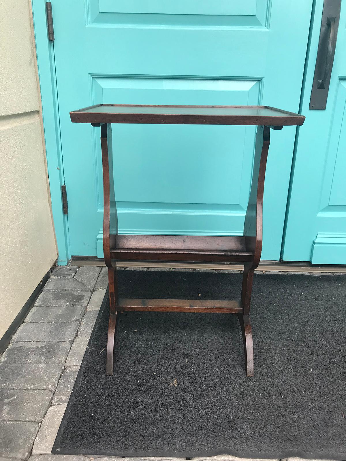 Français table d'appoint en bois fruitier français du 18ème siècle en vente