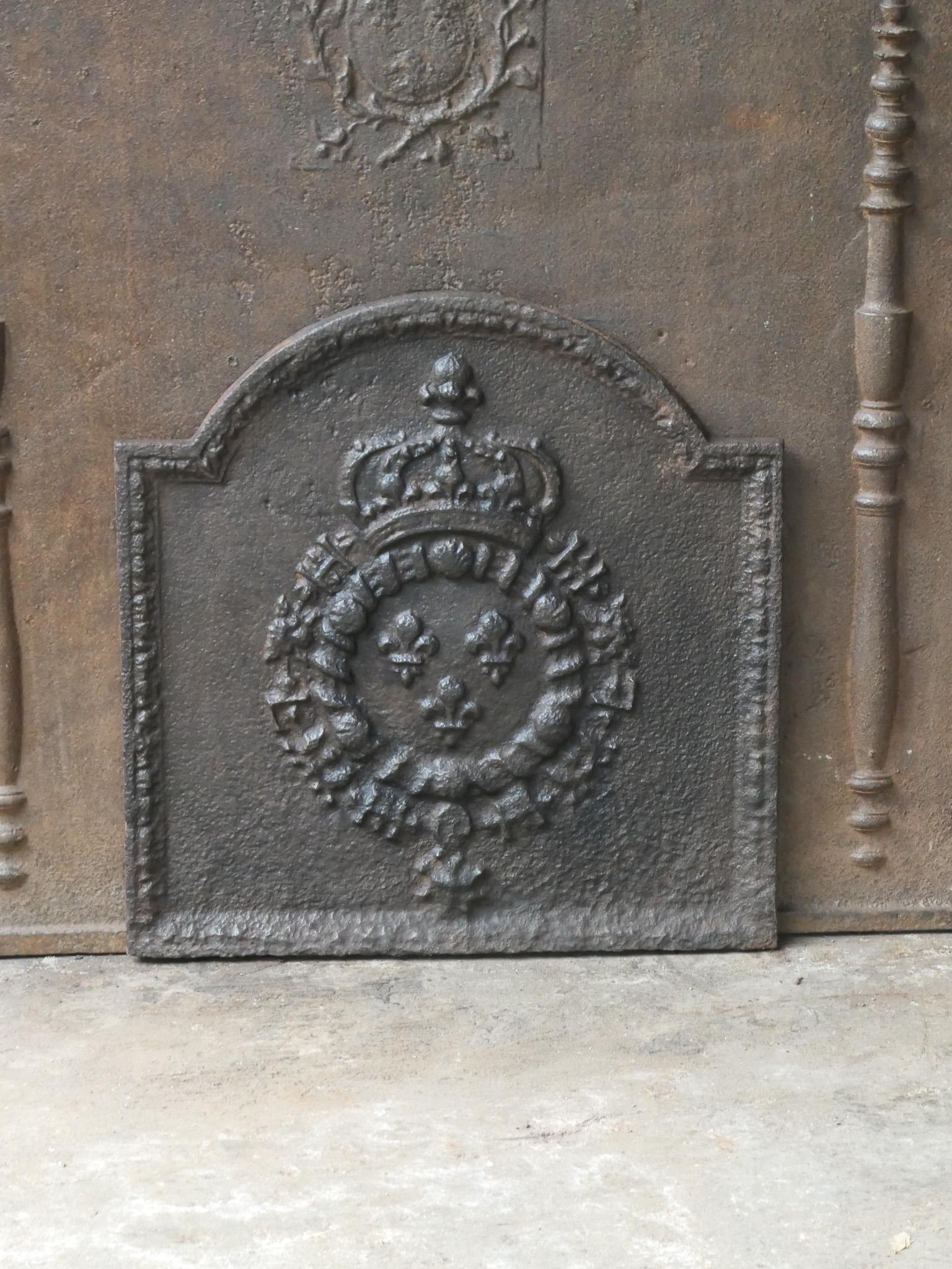 Schöner französischer Kamin im Stil Ludwigs XIV. des 18. und 19. Jahrhunderts mit dem Wappen Frankreichs. Dies ist das Wappen des Hauses Bourbon, eines ursprünglich französischen Königshauses, das sich zu einer bedeutenden Dynastie in Europa