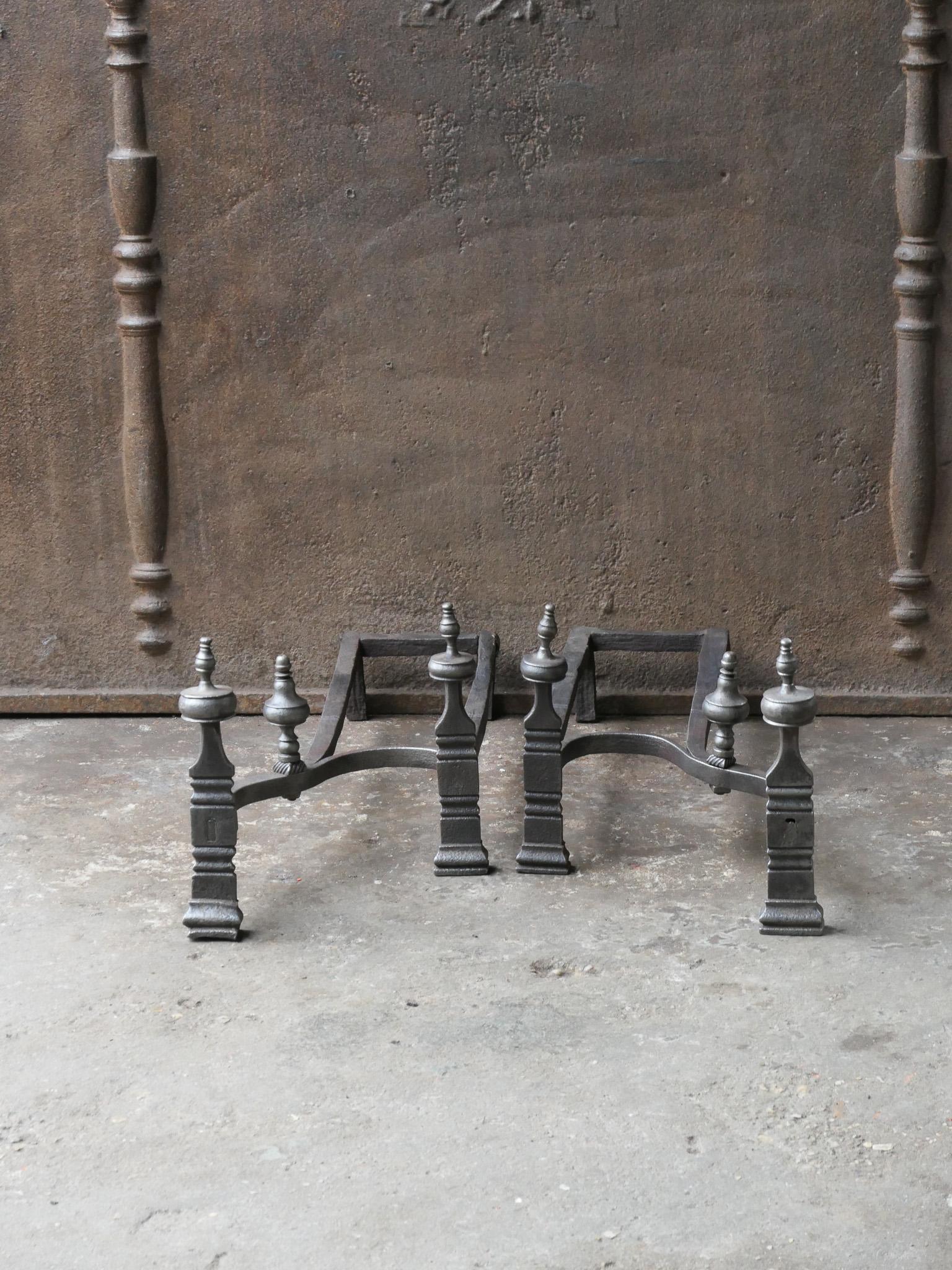18th-19th century French Neoclassical fireplace grate made of wrought iron. The fireplace grate is in a good condition and is fully functional. 

Width at front is 56 cm (22.1 inches).





