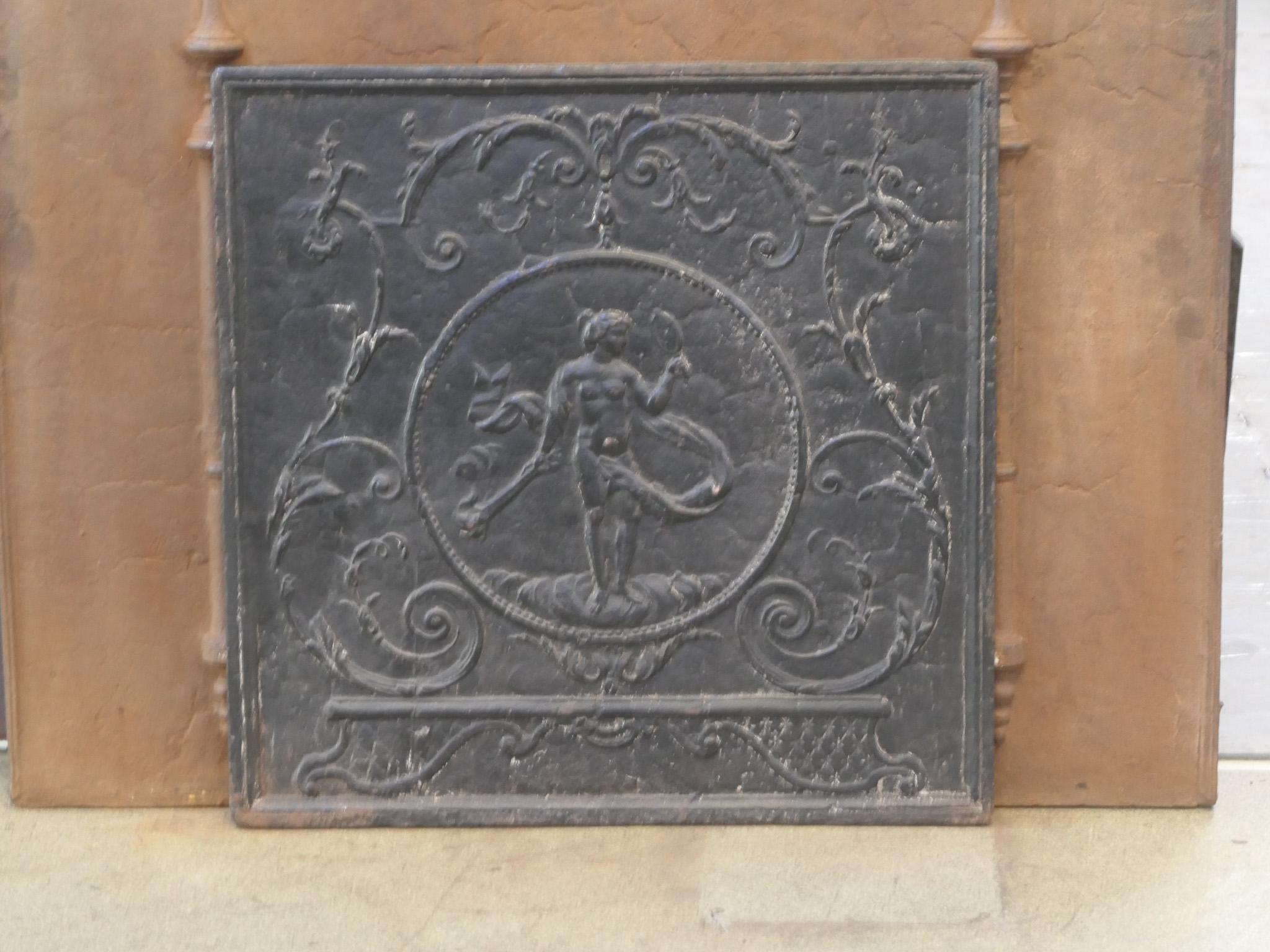 Plaque de cheminée française de la fin du XVIIIe ou du début du XIXe siècle représentant la déesse Vénus. Vénus tient son miroir et un bouquet de fleurs. Déesse de l'amour, de la beauté et de la fertilité. Le style de la plaque de cheminée est