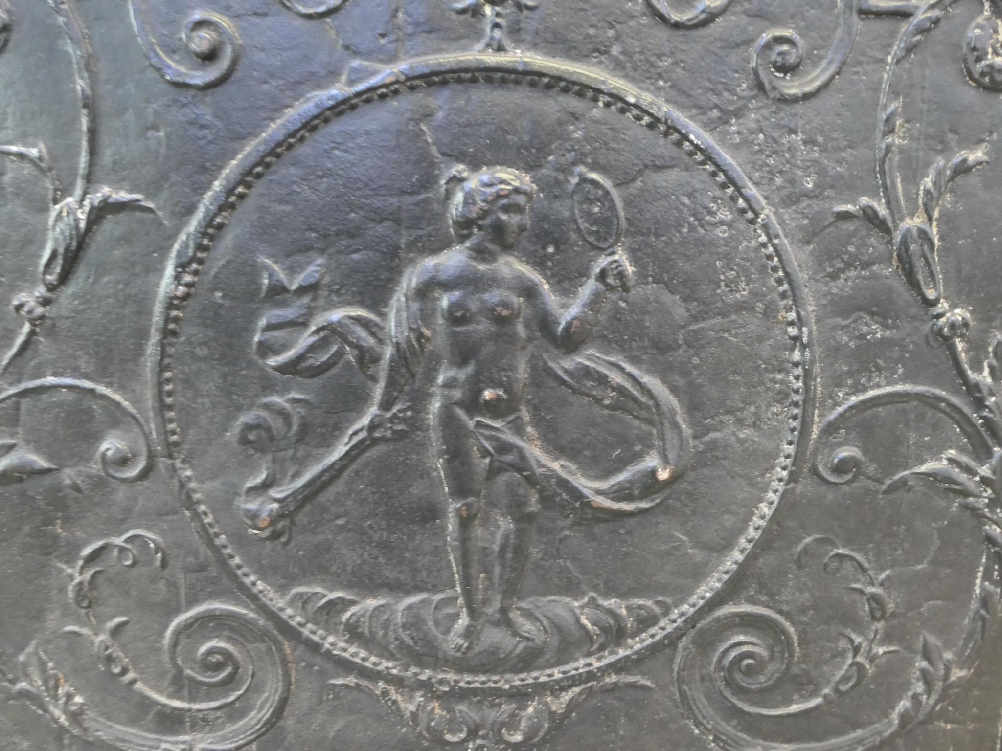 Fer Plaque de cheminée / crédence d'arrière de la période néoclassique française « Vénus » du 18e -19e siècle en vente