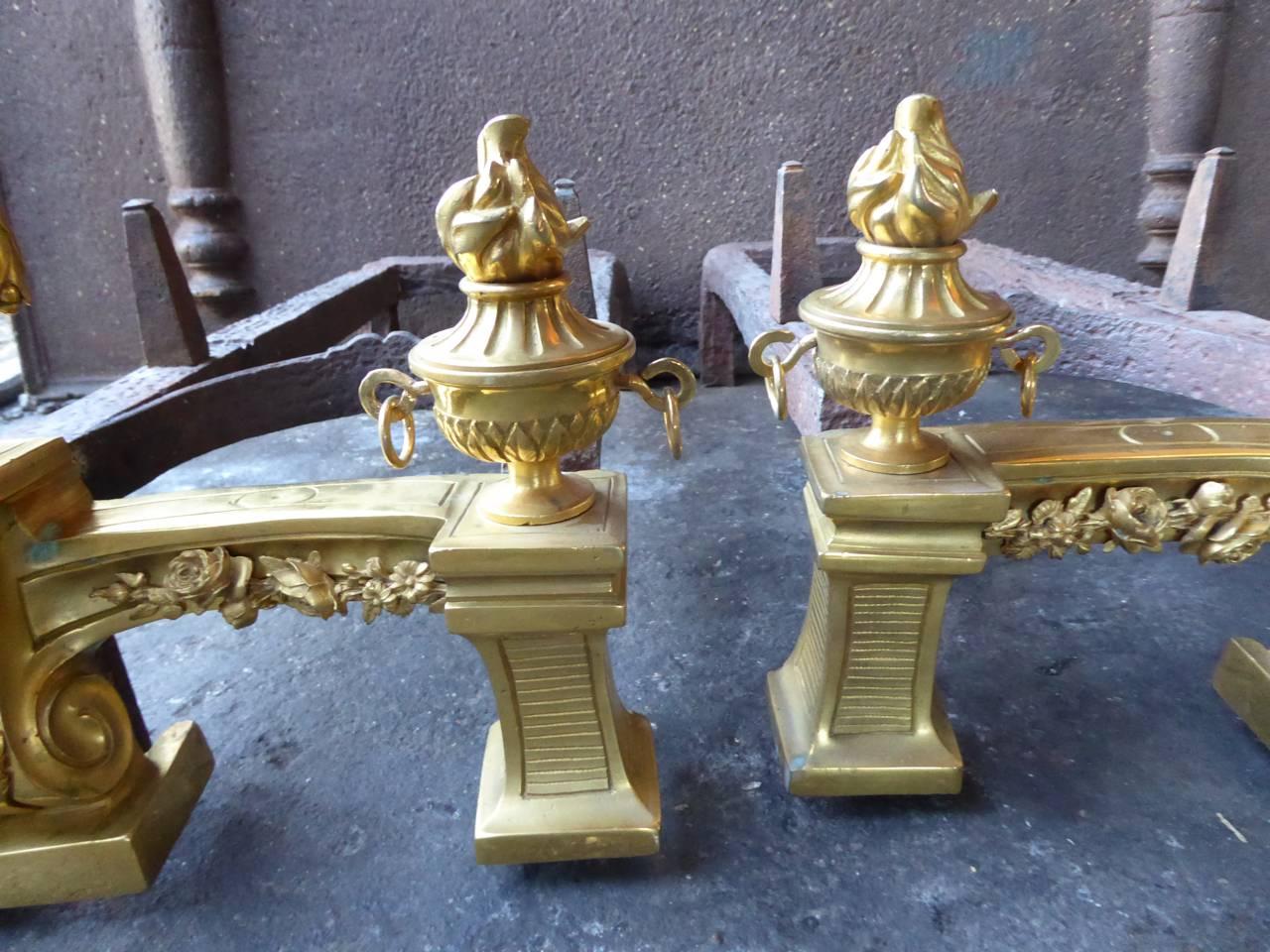 Français Andirons néoclassiques français en bronze doré du 18e-19e siècle en vente
