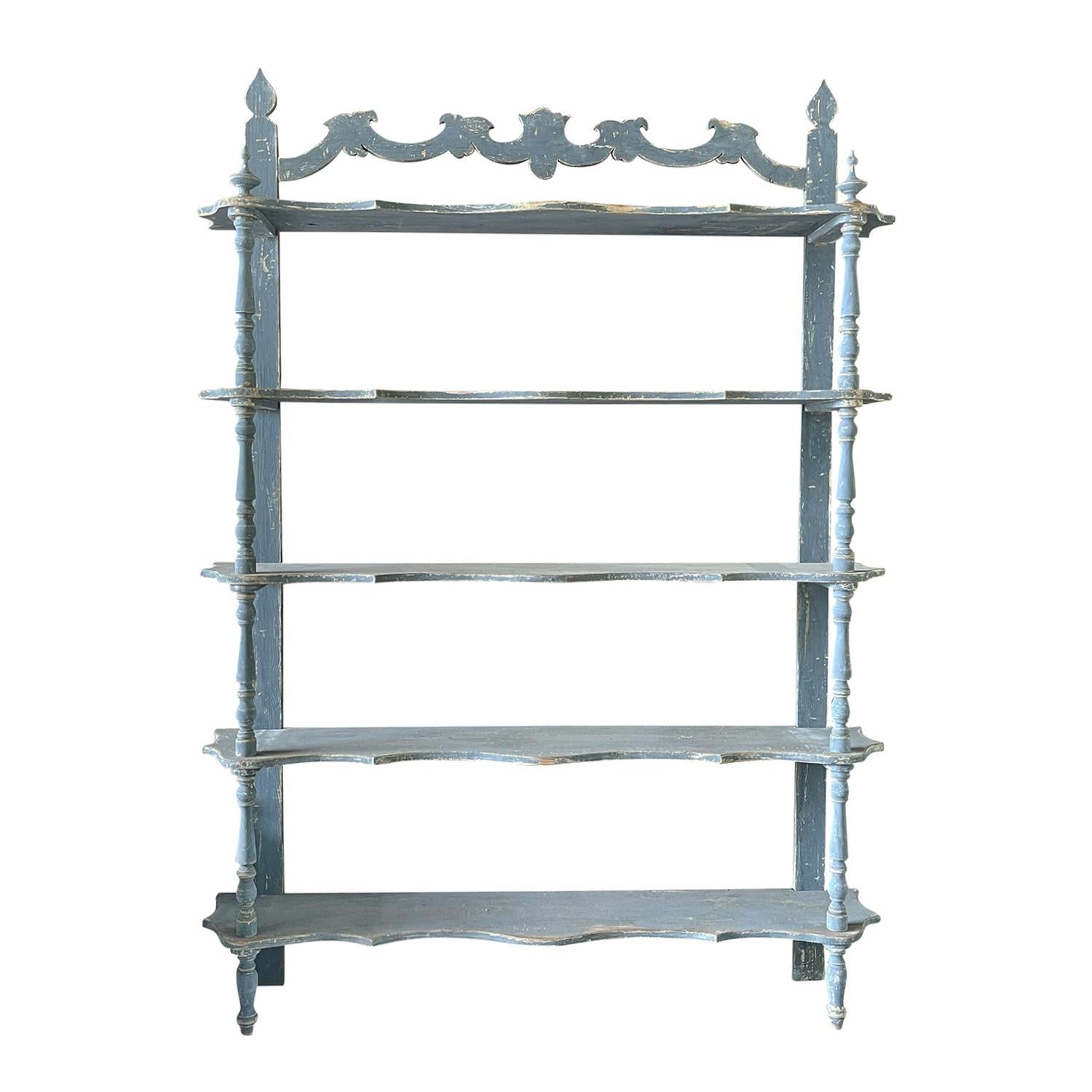 18th - 19th Century French Painted Pinewood Bookshelf - Antique Rack In Good Condition For Sale In West Palm Beach, FL